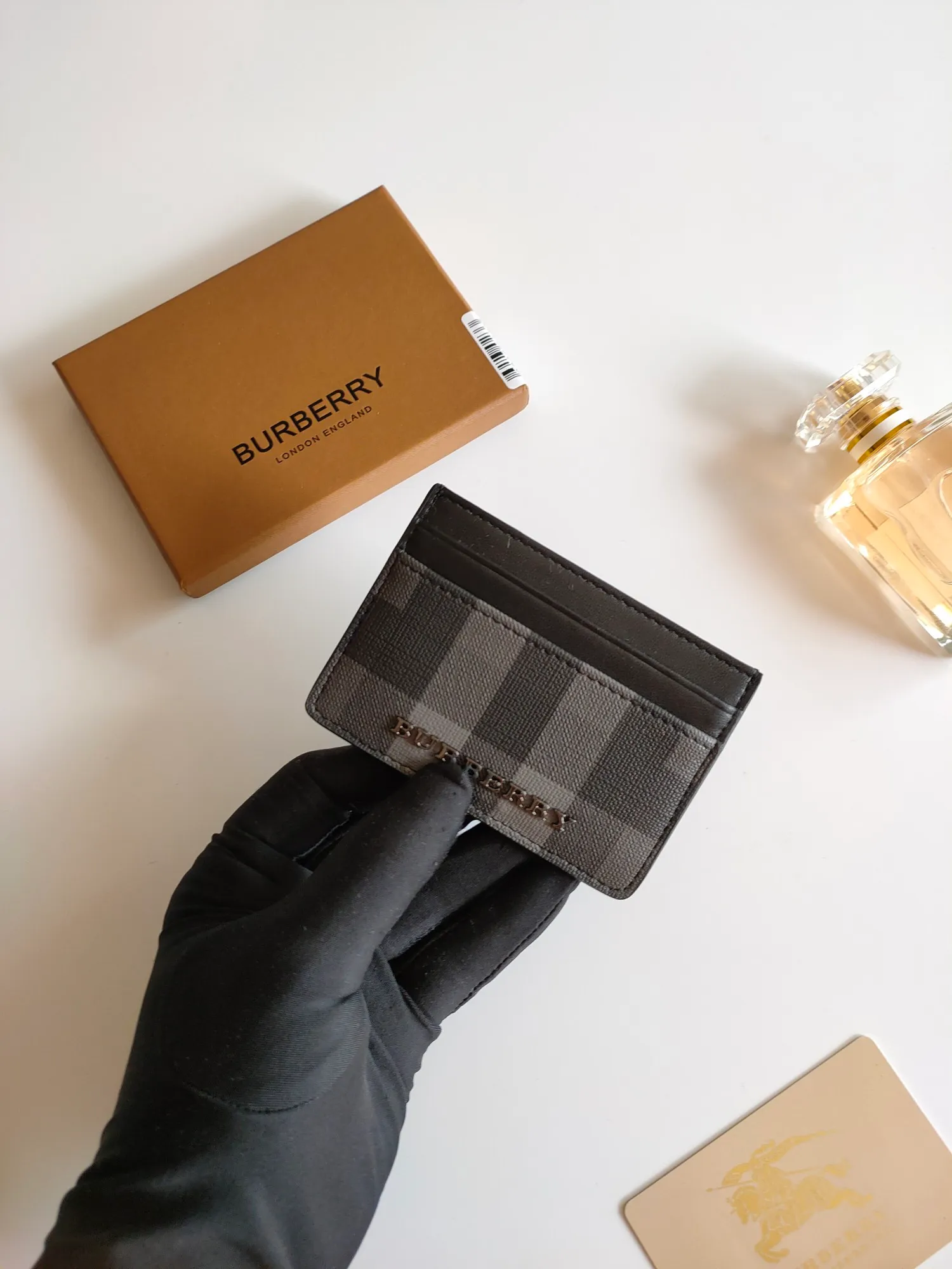 ￥90 Burberry's new card holder, decorated with brand logo design, selected plaid and cowhide materials to create a refined style. Style number: 8054 Size: 10*7.5cm