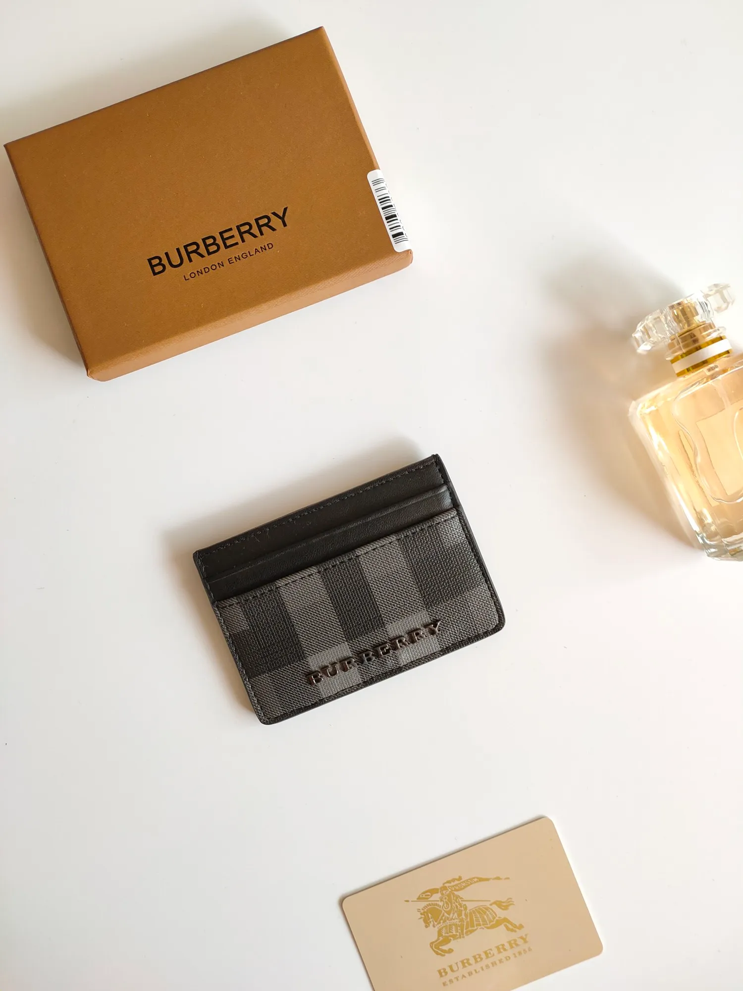 ￥90 Burberry's new card holder, decorated with brand logo design, selected plaid and cowhide materials to create a refined style. Style number: 8054 Size: 10*7.5cm