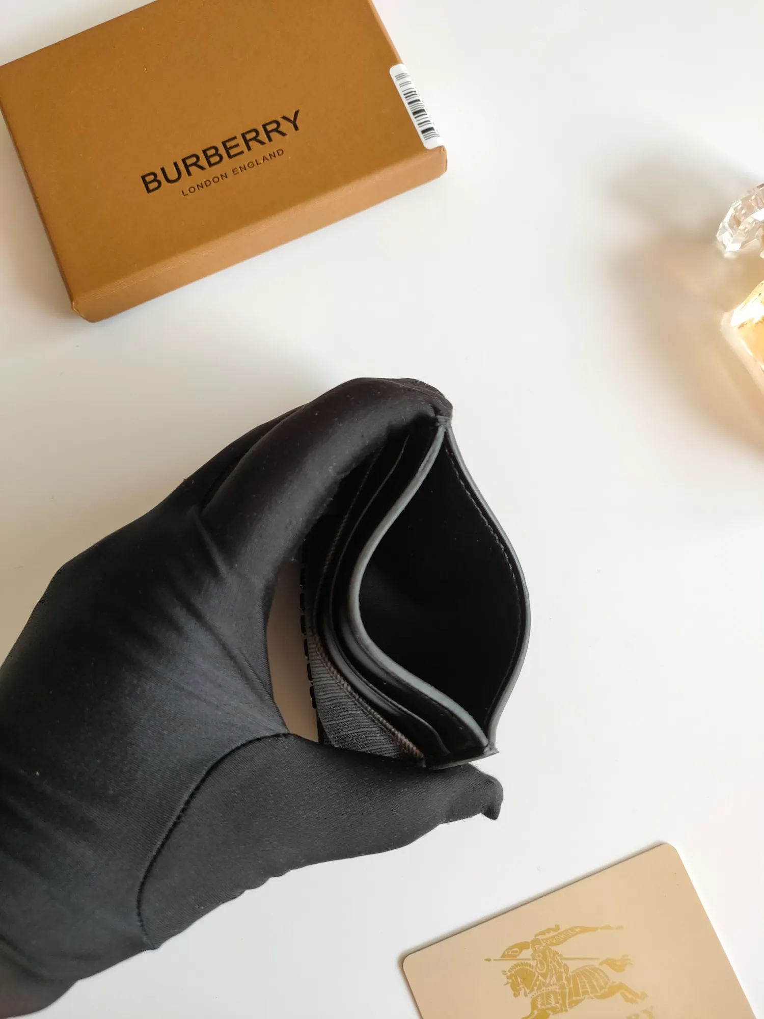 ￥90 Burberry's new card holder, decorated with brand logo design, selected plaid and cowhide materials to create a refined style. Style number: 8054 Size: 10*7.5cm