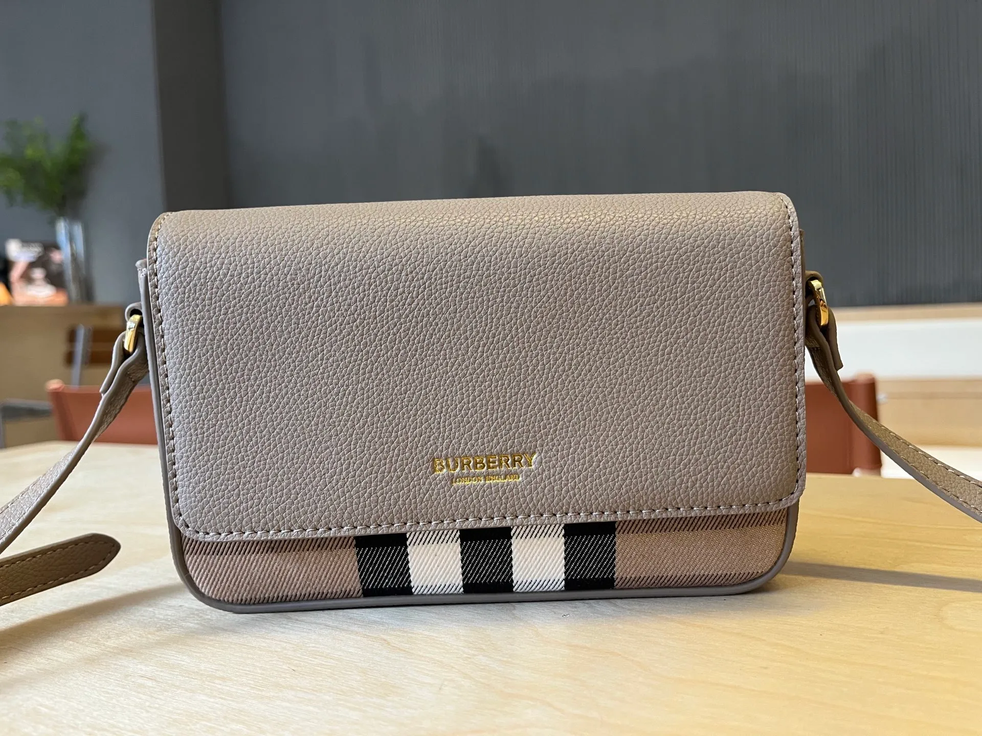 All categories Burberry women's bags (Burberry) Burberry 6606