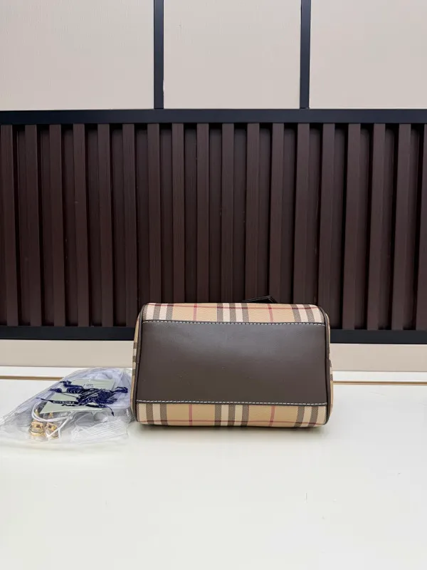 All categories Burberry women's bags (Burberry) Burberry 185