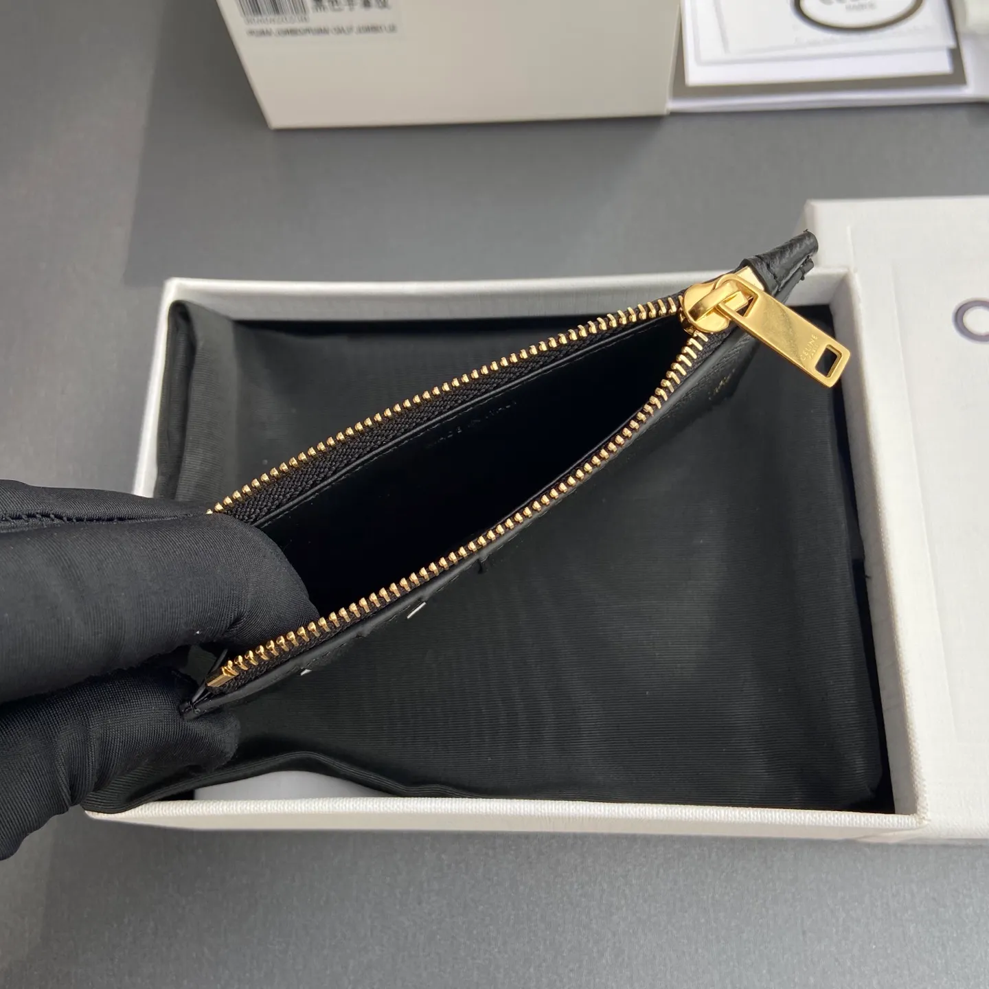 [Special grade pure steel hardware original leather] ¥480 ESSENTIALS zipper short card holder cow leather lining: cow leather/fabric 1 zipper compartment 4 card slots No.: 10J893BEL.10BL 893 black palm print full leather size: w13×7.5×1cm