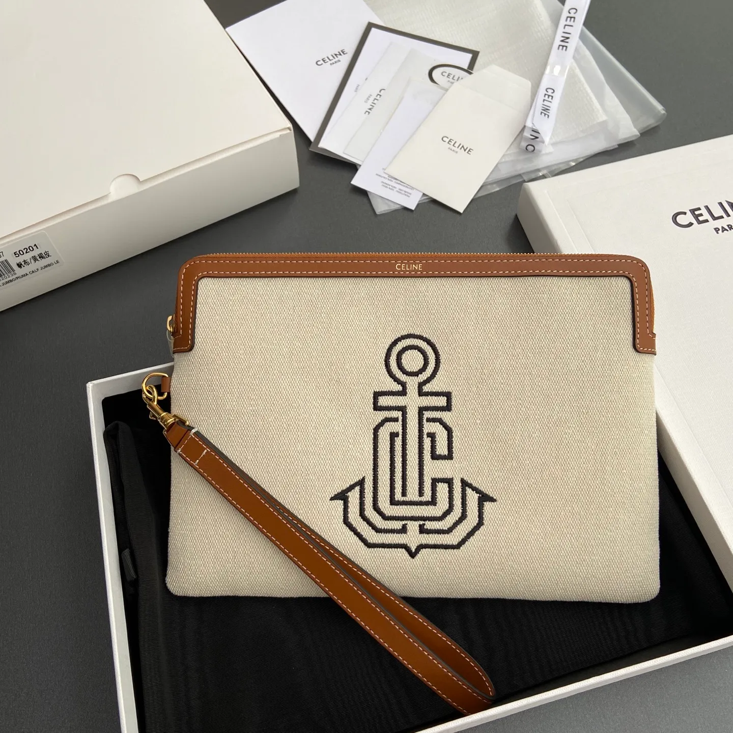 [Extra-grade pure steel hardware original leather] ¥740 TRIOMPHE signature printed clutch / 1 zipper compartment Detachable wrist strap, about 20 cm in length Iconic print, cow leather edge Fabric lining, gold hot stamping No.: 10J502FES.04LU 502 50201 Canvas/tan leather Size: w25×h17.5×d1cm