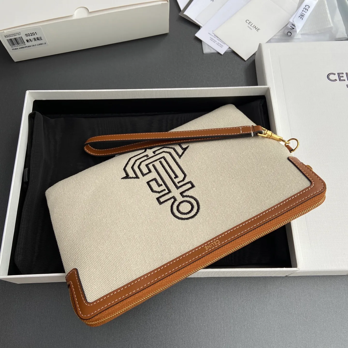 [Extra-grade pure steel hardware original leather] ¥740 TRIOMPHE signature printed clutch / 1 zipper compartment Detachable wrist strap, about 20 cm in length Iconic print, cow leather edge Fabric lining, gold hot stamping No.: 10J502FES.04LU 502 50201 Canvas/tan leather Size: w25×h17.5×d1cm
