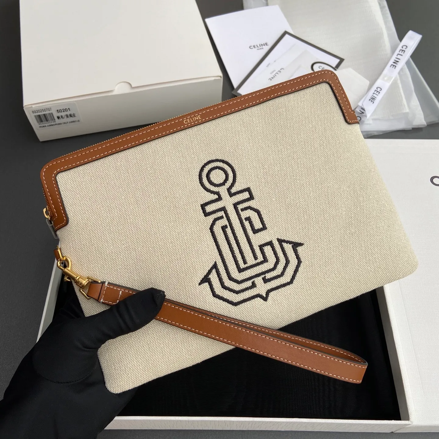 [Extra-grade pure steel hardware original leather] ¥740 TRIOMPHE signature printed clutch / 1 zipper compartment Detachable wrist strap, about 20 cm in length Iconic print, cow leather edge Fabric lining, gold hot stamping No.: 10J502FES.04LU 502 50201 Canvas/tan leather Size: w25×h17.5×d1cm
