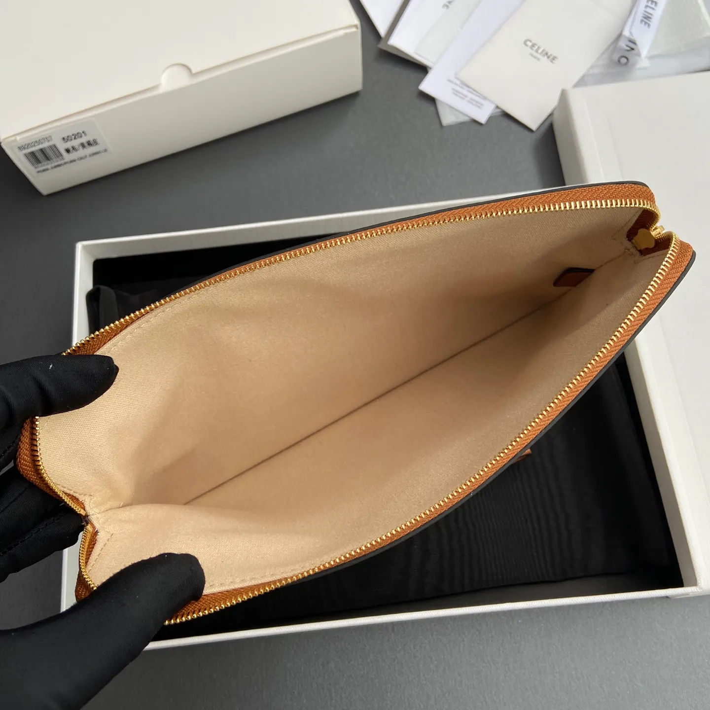 [Extra-grade pure steel hardware original leather] ¥740 TRIOMPHE signature printed clutch / 1 zipper compartment Detachable wrist strap, about 20 cm in length Iconic print, cow leather edge Fabric lining, gold hot stamping No.: 10J502FES.04LU 502 50201 Canvas/tan leather Size: w25×h17.5×d1cm