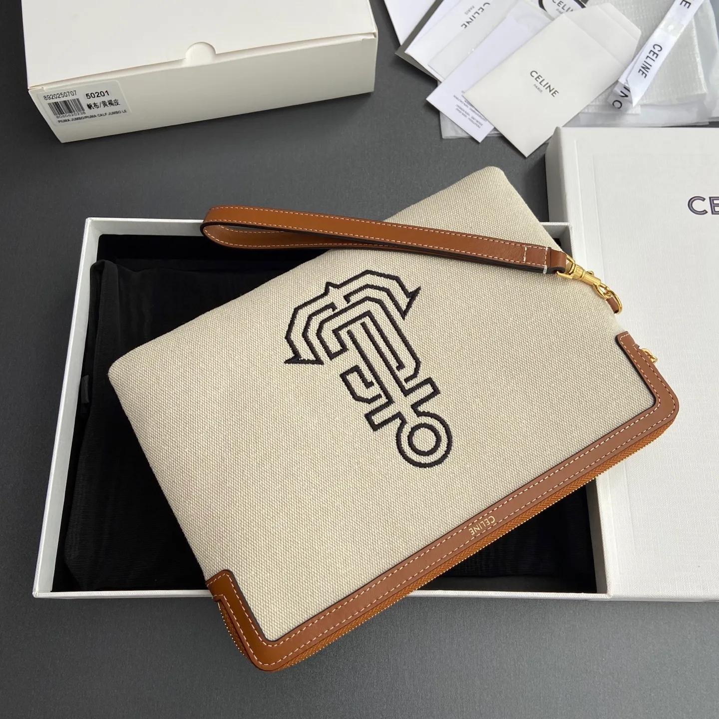 [Extra-grade pure steel hardware original leather] ¥740 TRIOMPHE signature printed clutch / 1 zipper compartment Detachable wrist strap, about 20 cm in length Iconic print, cow leather edge Fabric lining, gold hot stamping No.: 10J502FES.04LU 502 50201 Canvas/tan leather Size: w25×h17.5×d1cm