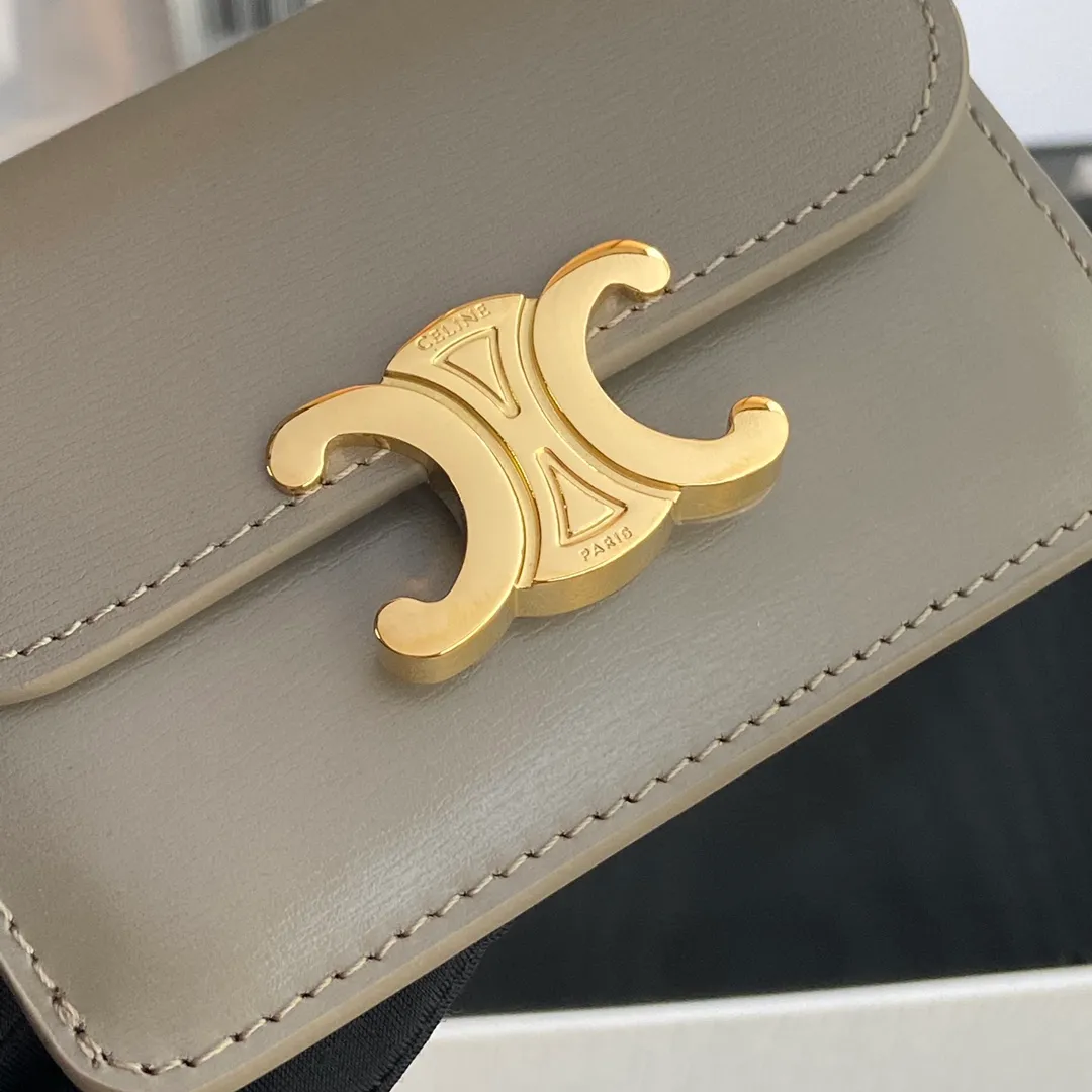 [Extra-grade pure steel hardware original leather] ¥560 TRIOMPHE glossy cow leather flip card holder/2024 Xiaosai Snap button closure 1 main compartment 2 inner card slots 1 inner flat pocket 1 outer flat pocket Number: 10I 582 CPJ.04LU 583 pebble color full leather Size: w10×h7.5×d2cm