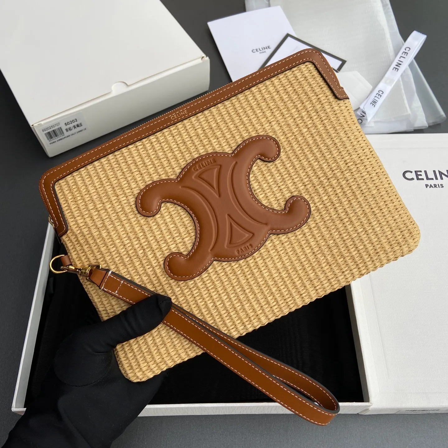 [Extra-grade pure steel hardware original leather] ¥740 TRIOMPHE signature printed clutch / 1 zipper compartment Detachable wrist strap, about 20 cm in length Iconic print, cow leather edge Fabric lining, gold hot stamping No.: 10J502FES.04LU 502 50202 Grass brown/tan leather Size: w25×h17.5×d1cm