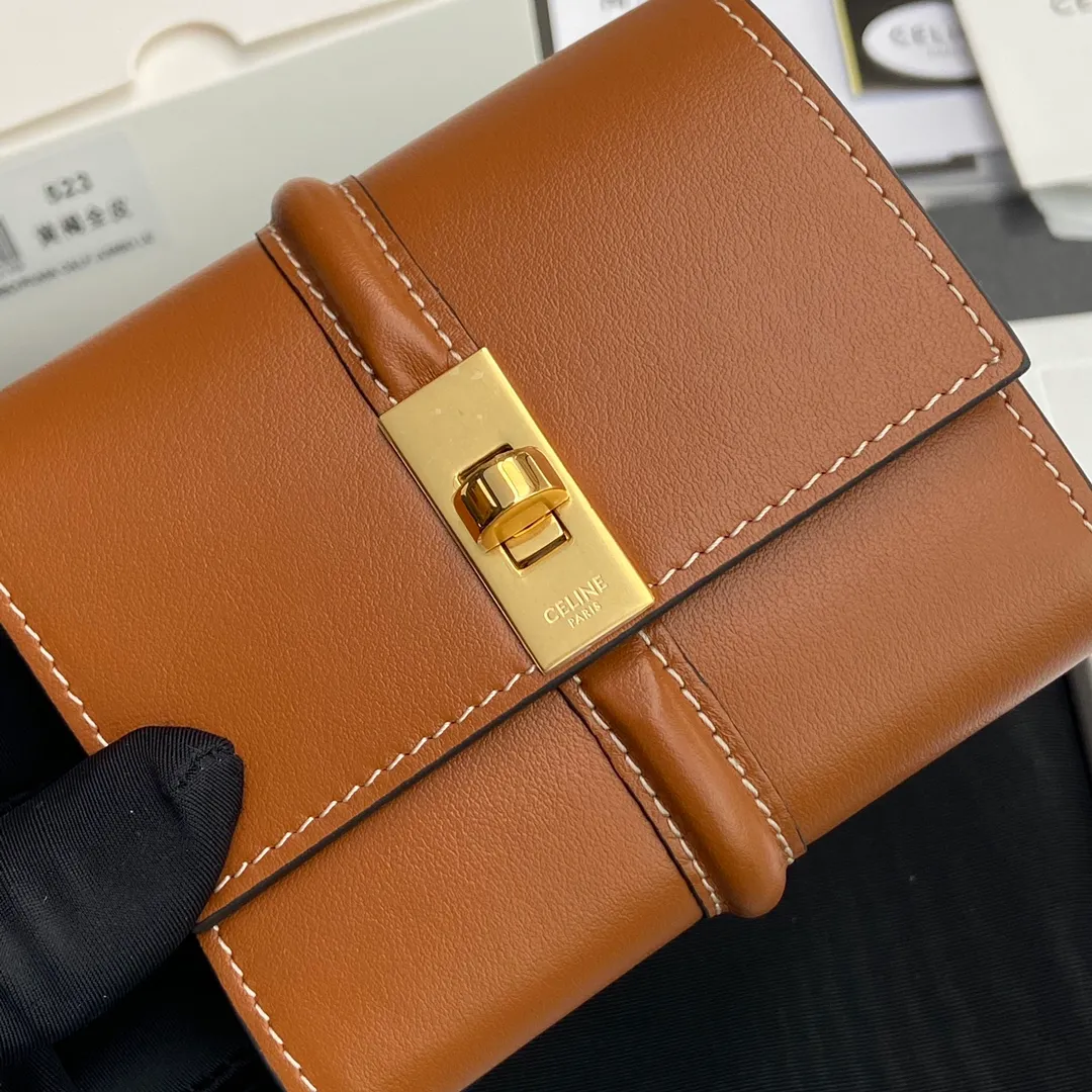 [Extra-grade pure steel hardware original leather] ¥800 TRIOMPHE shiny cow leather wallet cow leather cow leather lining rotating lock closure 5 card slots 1 folding coin bag with snap button 1 flat pocket 1 banknote bag No.: 10M523GCG.04LU 523 523 Tan full leather Size: w10.5×9×3cm.