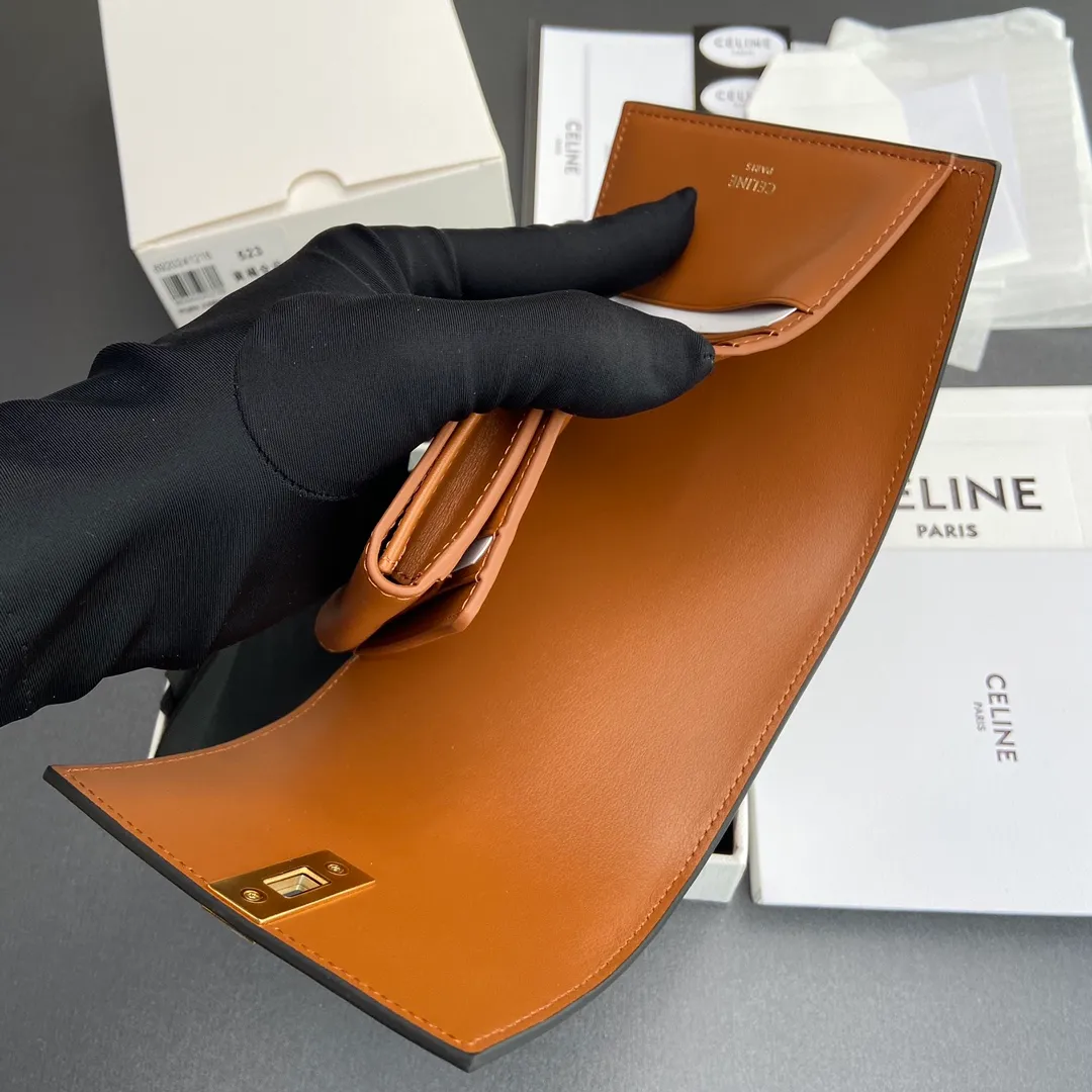 [Extra-grade pure steel hardware original leather] ¥800 TRIOMPHE shiny cow leather wallet cow leather cow leather lining rotating lock closure 5 card slots 1 folding coin bag with snap button 1 flat pocket 1 banknote bag No.: 10M523GCG.04LU 523 523 Tan full leather Size: w10.5×9×3cm.
