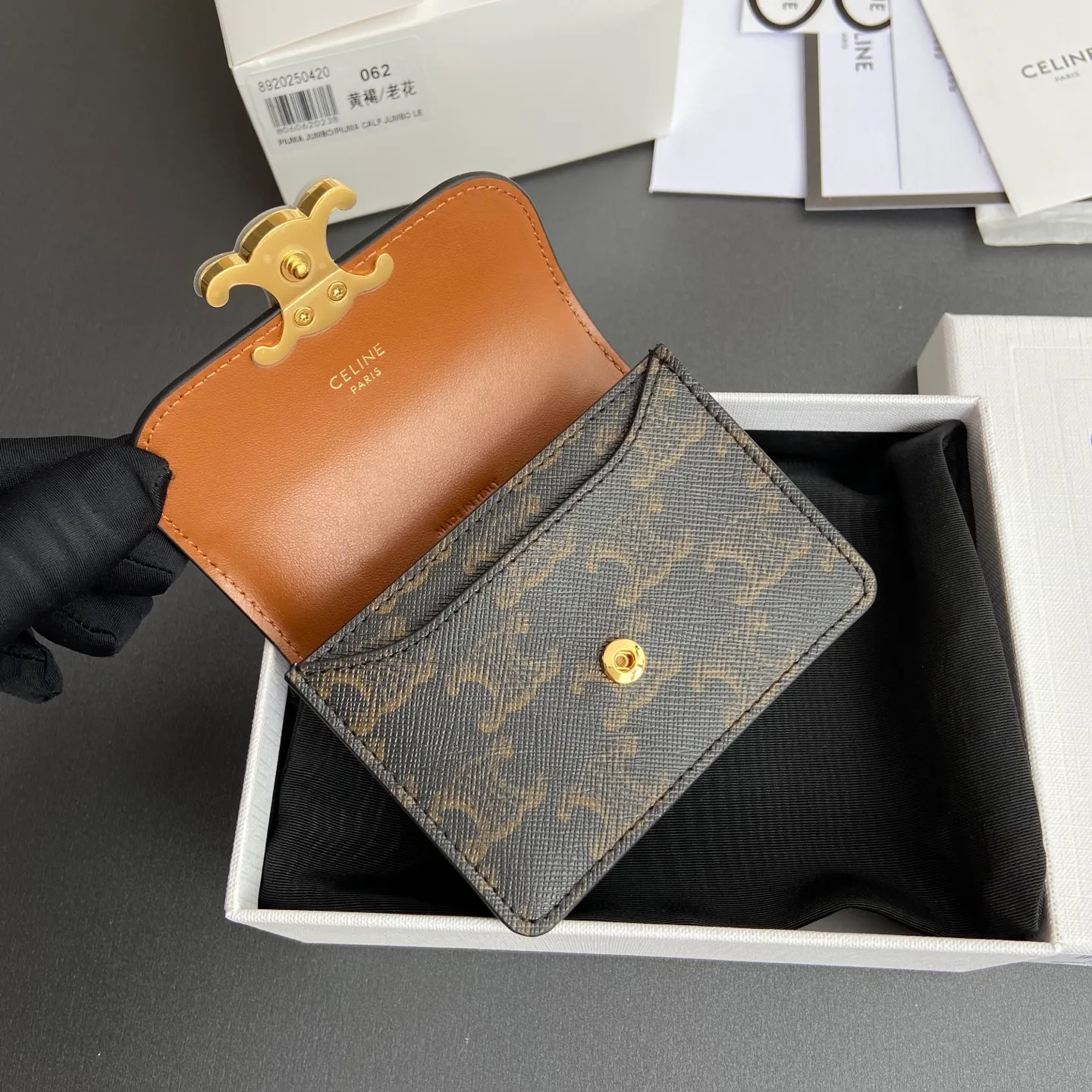 [Extra-grade pure steel hardware original leather] ¥640 TRIOMPHE logo printed cow leather business card bag/new model Lining: cow leather/fabric gold finish TRIOMPHE metal snap closure 2 gusseted compartments 1 flat pocket 3 card slots No.: 10N 062 FOZ.24VR 063 062 Tan/Presbyopia Size: w10.5×h8.5×d3cm