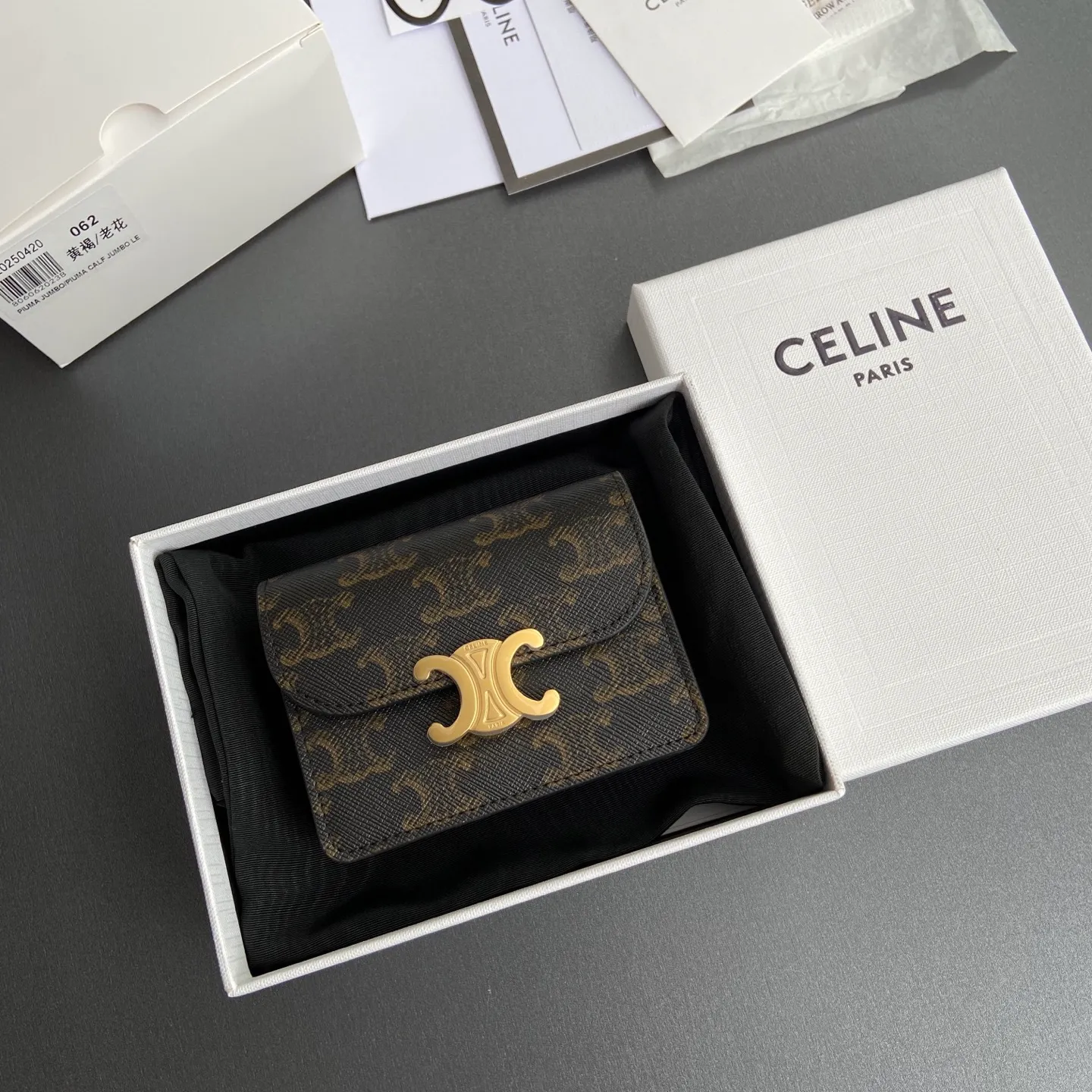 [Extra-grade pure steel hardware original leather] ¥640 TRIOMPHE logo printed cow leather business card bag/new model Lining: cow leather/fabric gold finish TRIOMPHE metal snap closure 2 gusseted compartments 1 flat pocket 3 card slots No.: 10N 062 FOZ.24VR 063 062 Tan/Presbyopia Size: w10.5×h8.5×d3cm
