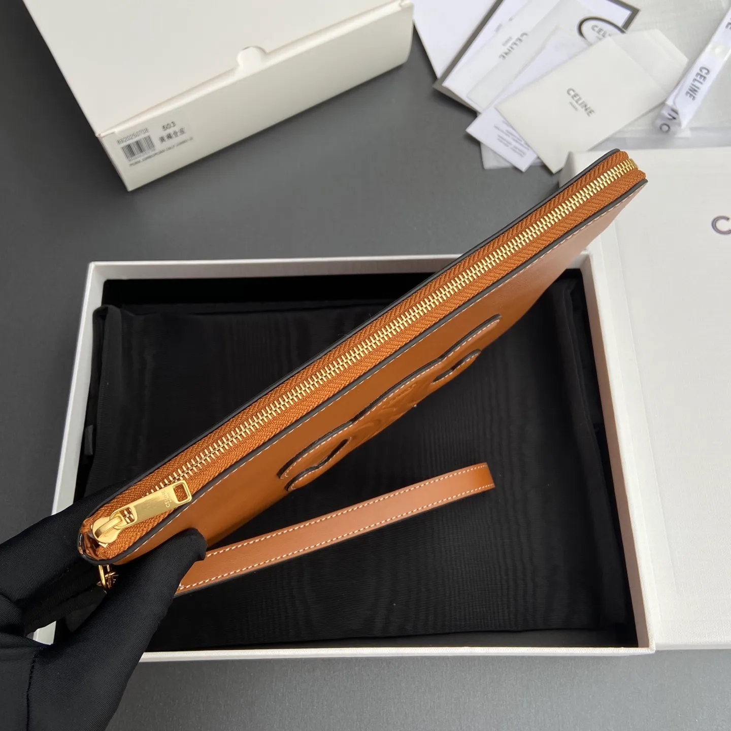 [Extra-grade pure steel hardware original leather] ¥860 TRIOMPHE smooth full leather clutch bag / 1 zipper compartment Detachable wrist strap, about 20 cm in length Lining: cowhide lining Number: 10J502FES.04LU 502 503 Yellow brown full leather Size: w25×h17.5×d1cm