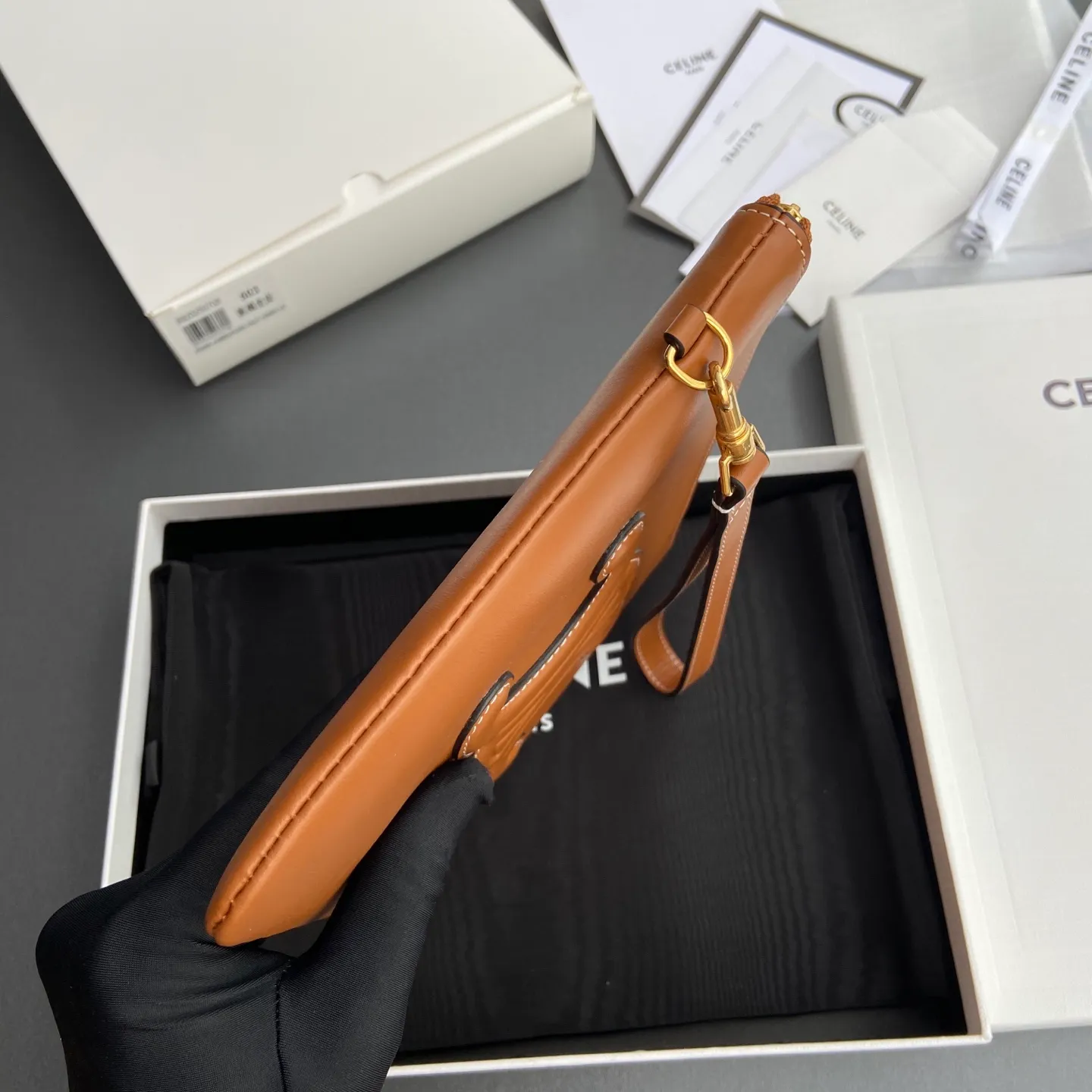 [Extra-grade pure steel hardware original leather] ¥860 TRIOMPHE smooth full leather clutch bag / 1 zipper compartment Detachable wrist strap, about 20 cm in length Lining: cowhide lining Number: 10J502FES.04LU 502 503 Yellow brown full leather Size: w25×h17.5×d1cm