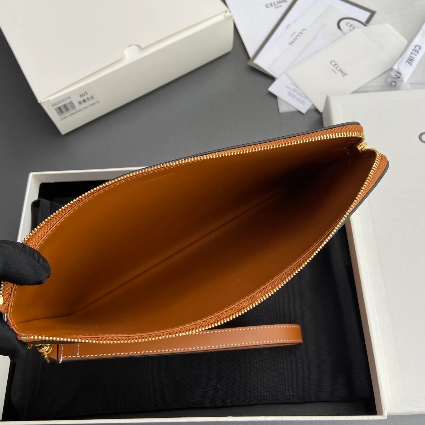 [Extra-grade pure steel hardware original leather] ¥860 TRIOMPHE smooth full leather clutch bag / 1 zipper compartment Detachable wrist strap, about 20 cm in length Lining: cowhide lining Number: 10J502FES.04LU 502 503 Yellow brown full leather Size: w25×h17.5×d1cm