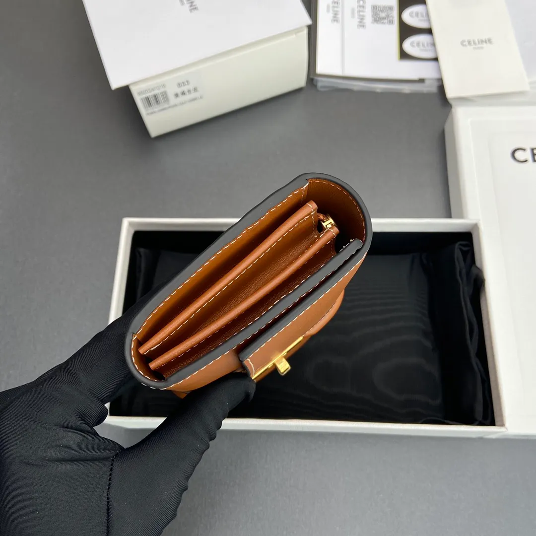 [Extra-grade pure steel hardware original leather] ¥840 TRIOMPHE16 glossy cow leather wallet cow leather cow leather lining/fabric gold finish rotating lock closure 1 zipper coin pocket 12 card slots 1 banknote pocket 2 gusseted compartments No.: 10M033CQ7.04LU033 033 Yellow brown full leather Size:w10.2×h7.5×d2.5cm
