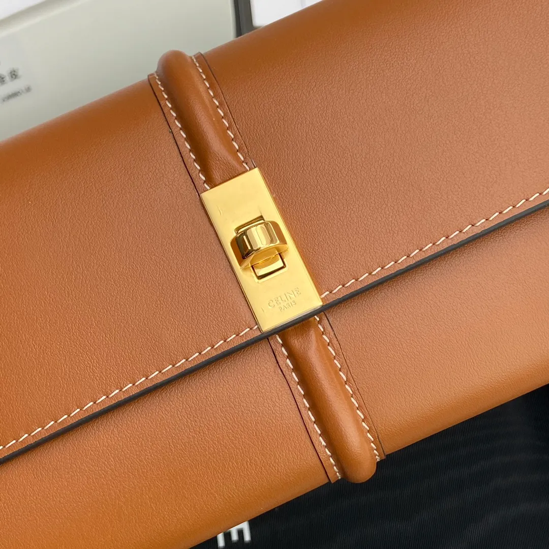 [Extra-grade pure steel hardware original leather] ¥840 TRIOMPHE16 glossy cow leather wallet cow leather cow leather lining/fabric gold finish rotating lock closure 1 zipper coin pocket 12 card slots 1 banknote pocket 2 gusseted compartments No.: 10M033CQ7.04LU033 033 Yellow brown full leather Size:w10.2×h7.5×d2.5cm