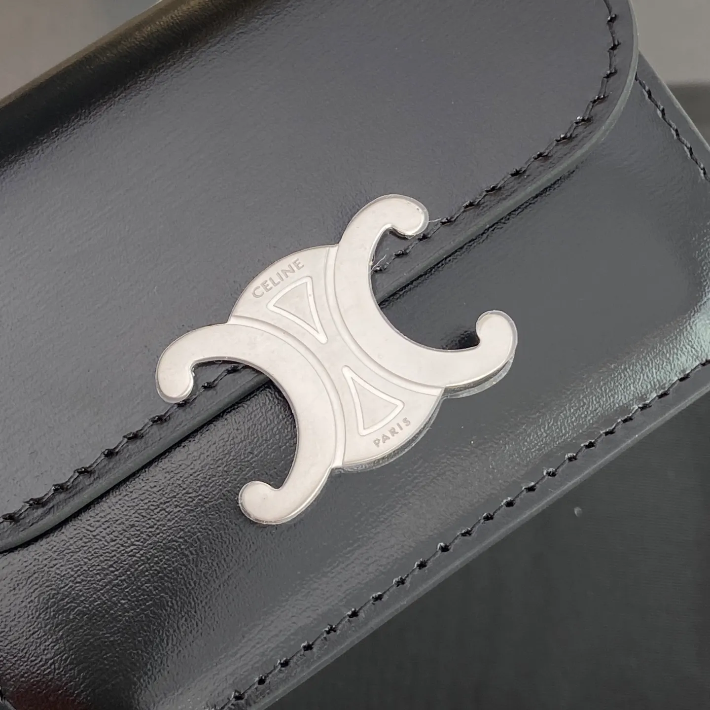 [Extra-grade pure steel hardware original leather] ¥560 TRIOMPHE glossy cow leather flip card holder/snap button closure 1 main compartment 2 inner card slots 1 inner flat pocket 1 outer flat pocket Number: 10I582CPJ.04LU 583 Black Silver Size: w10×h7.5×d2cm