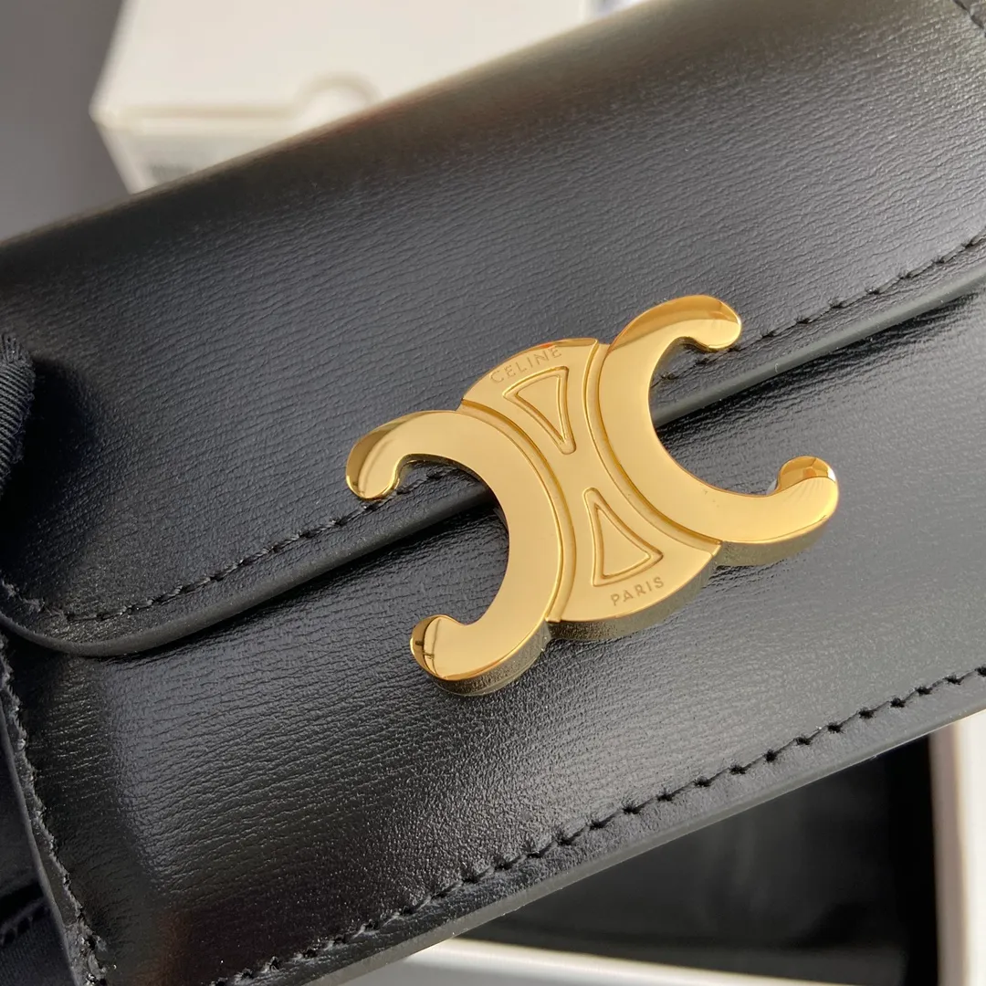 [Extra-grade pure steel hardware original leather] ¥560 TRIOMPHE glossy cow leather flip card holder/2024 Xiaosai Snap button closure 1 main compartment 2 inner card slots 1 inner flat pocket 1 outer flat pocket Number: 10I582CPJ.04LU 583 black full leather Size: w10×h7.5×d2cm