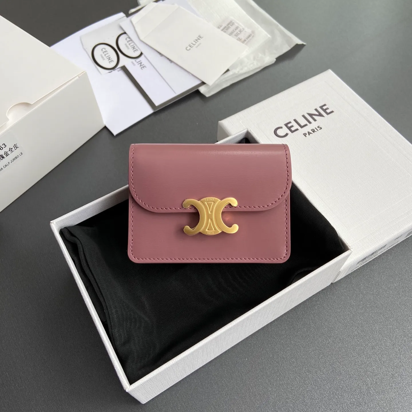 [Extra-grade pure steel hardware original leather] ¥660 TRIOMPHE glossy cow leather business card bag/new model cow leather lining: cow leather/fabric gold finish TRIOMPHE metal snap closure 2 gusseted compartments 1 flat pocket 3 card slots No.: 10N 063 FOZ.24VR 062 063 Rose gold full leather Size: w10.5×h8.5×d3cm