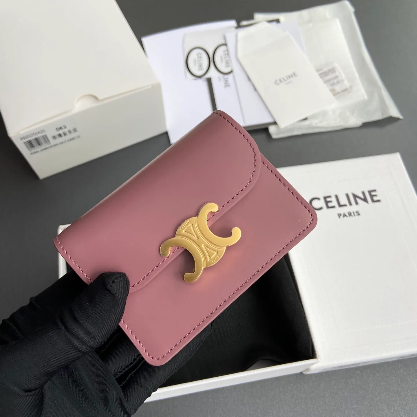 [Extra-grade pure steel hardware original leather] ¥660 TRIOMPHE glossy cow leather business card bag/new model cow leather lining: cow leather/fabric gold finish TRIOMPHE metal snap closure 2 gusseted compartments 1 flat pocket 3 card slots No.: 10N 063 FOZ.24VR 062 063 Rose gold full leather Size: w10.5×h8.5×d3cm