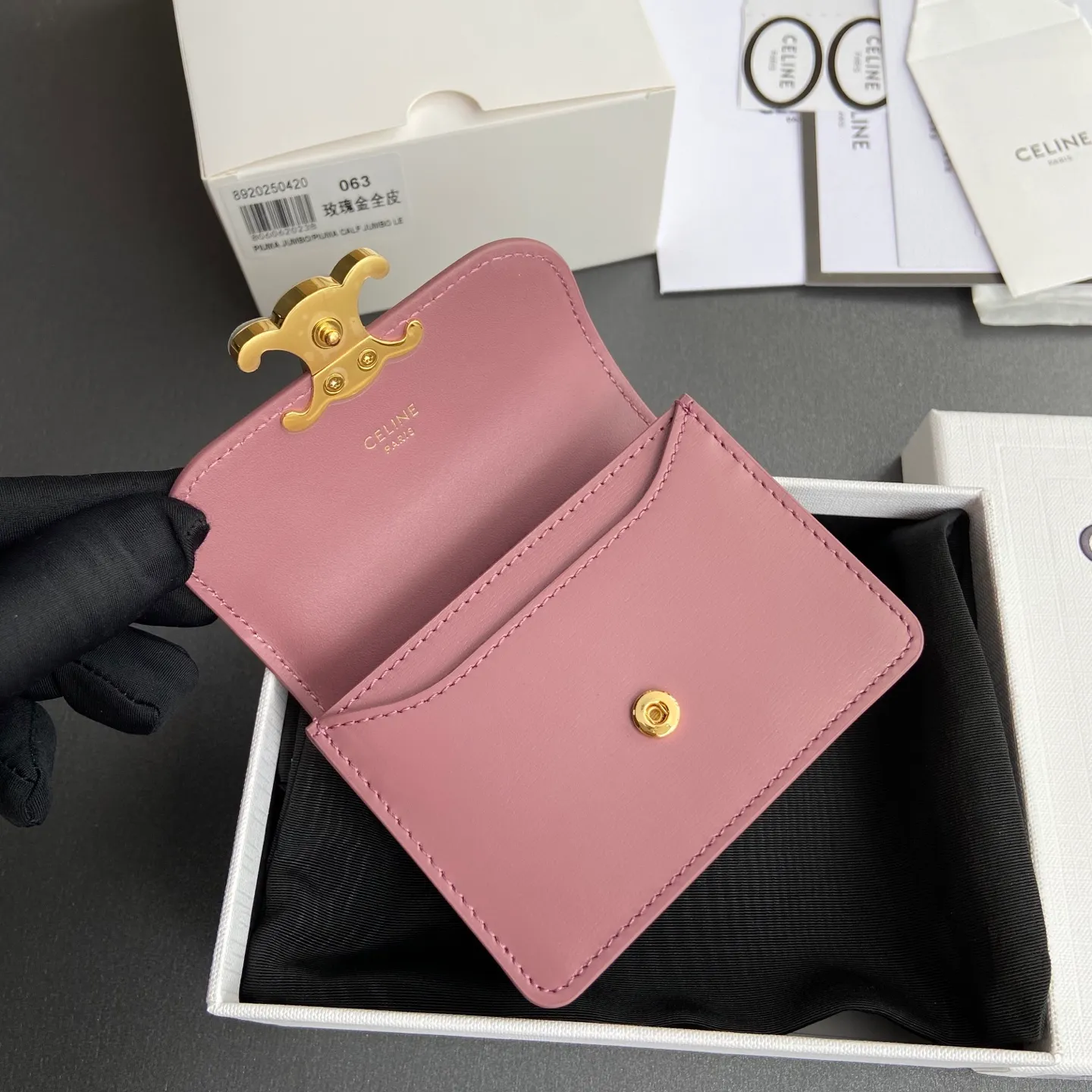[Extra-grade pure steel hardware original leather] ¥660 TRIOMPHE glossy cow leather business card bag/new model cow leather lining: cow leather/fabric gold finish TRIOMPHE metal snap closure 2 gusseted compartments 1 flat pocket 3 card slots No.: 10N 063 FOZ.24VR 062 063 Rose gold full leather Size: w10.5×h8.5×d3cm