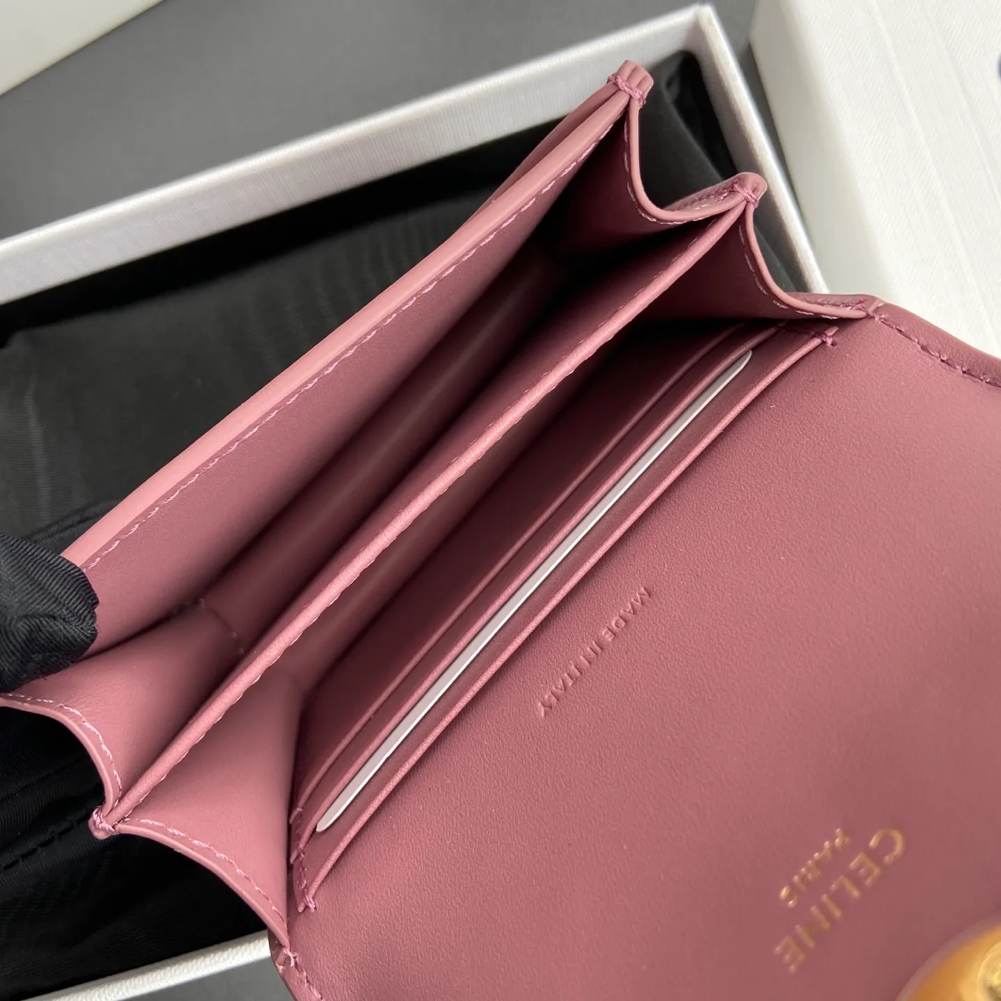 [Extra-grade pure steel hardware original leather] ¥660 TRIOMPHE glossy cow leather business card bag/new model cow leather lining: cow leather/fabric gold finish TRIOMPHE metal snap closure 2 gusseted compartments 1 flat pocket 3 card slots No.: 10N 063 FOZ.24VR 062 063 Rose gold full leather Size: w10.5×h8.5×d3cm