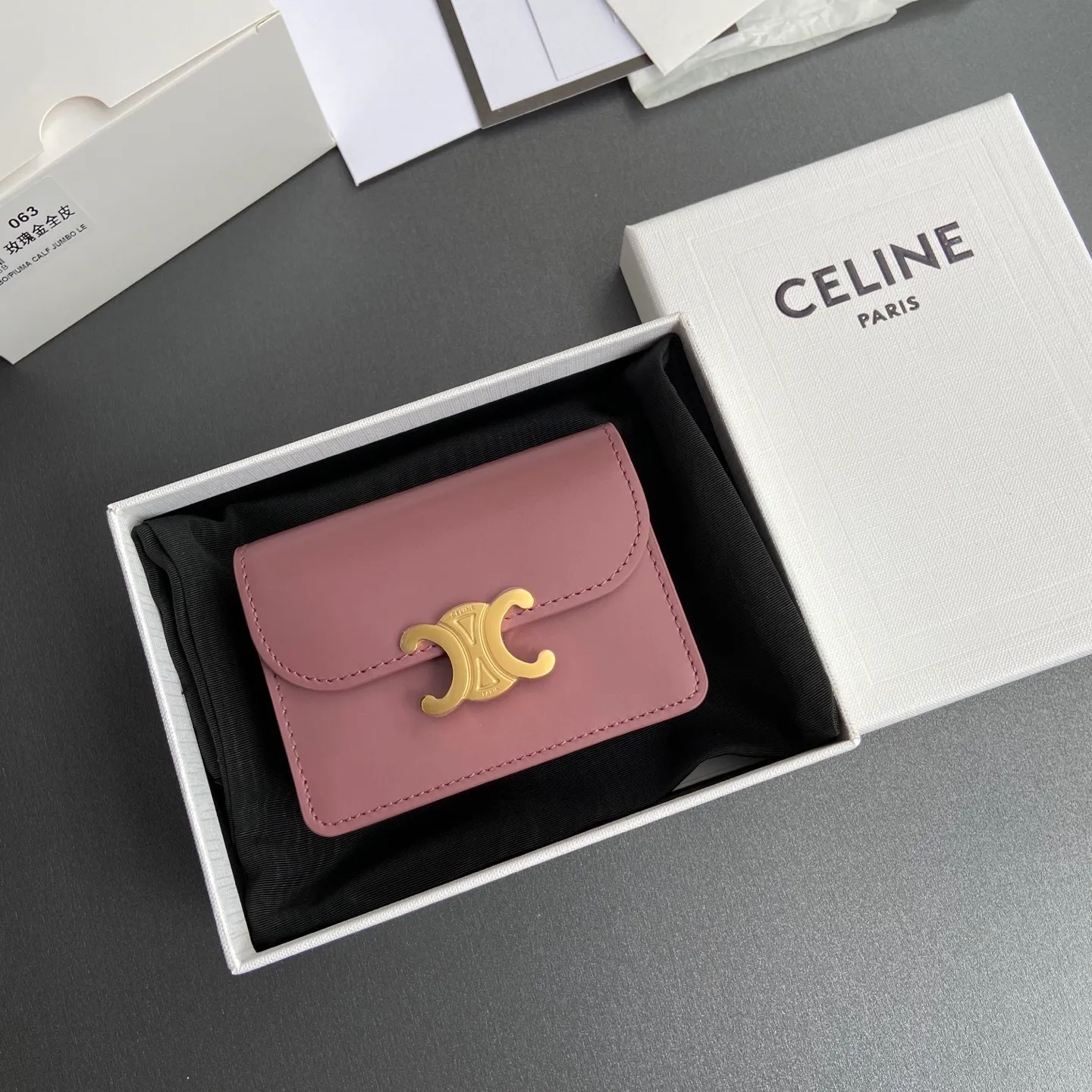 [Extra-grade pure steel hardware original leather] ¥660 TRIOMPHE glossy cow leather business card bag/new model cow leather lining: cow leather/fabric gold finish TRIOMPHE metal snap closure 2 gusseted compartments 1 flat pocket 3 card slots No.: 10N 063 FOZ.24VR 062 063 Rose gold full leather Size: w10.5×h8.5×d3cm