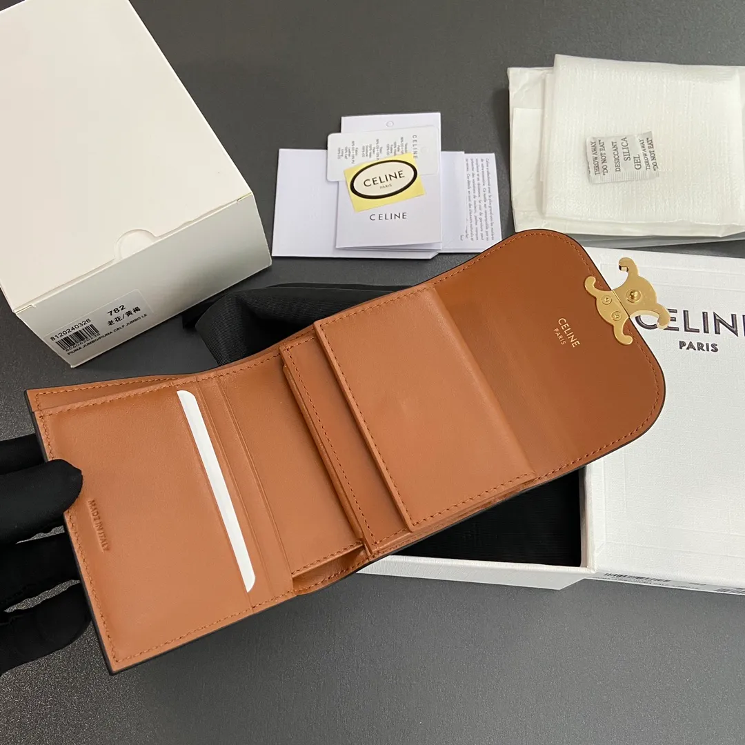 [Extra-grade pure steel hardware original leather] ¥660 TRIOMPHE logo printed short wallet/2024 Xiaosai 5 card slots 1 folding coin bag with snap button 1 flat pocket 1 banknote bag No.: 10D782CQH.04LU783 782 yellow brown/presbyopia Size: w10.5×9×3cm.