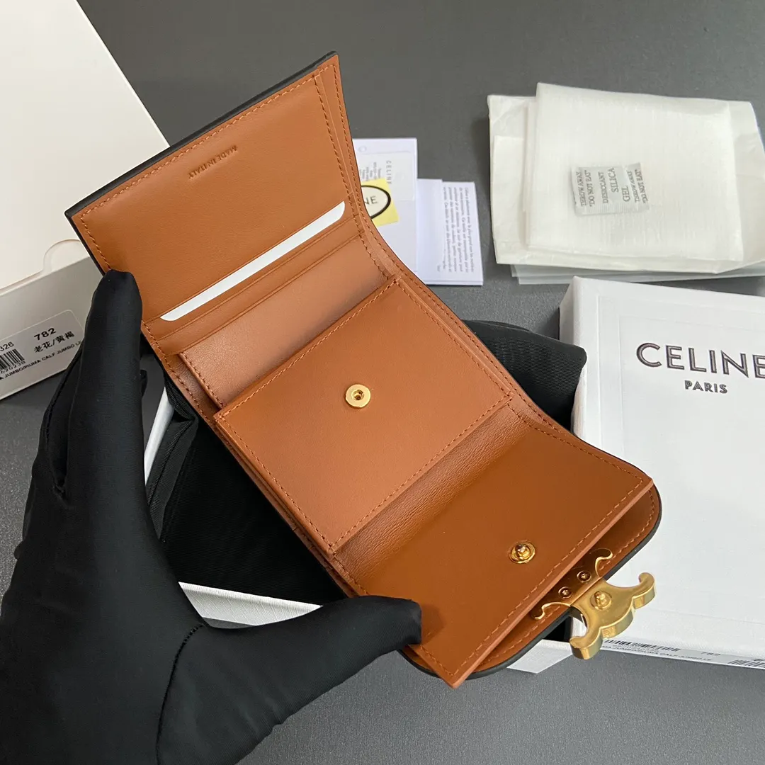[Extra-grade pure steel hardware original leather] ¥660 TRIOMPHE logo printed short wallet/2024 Xiaosai 5 card slots 1 folding coin bag with snap button 1 flat pocket 1 banknote bag No.: 10D782CQH.04LU783 782 yellow brown/presbyopia Size: w10.5×9×3cm.