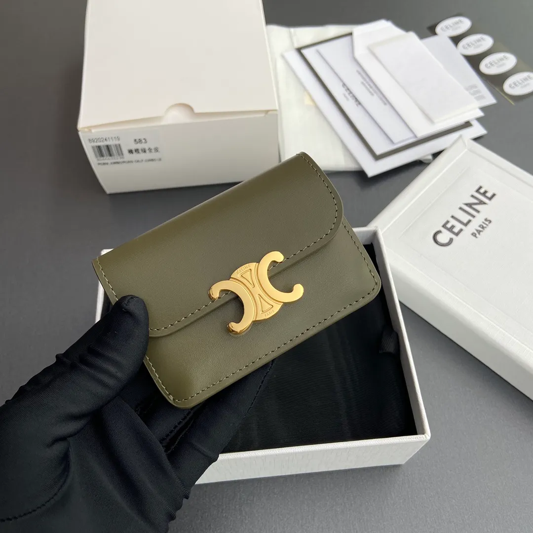 [Extra-grade pure steel hardware original leather] ¥560 TRIOMPHE glossy cow leather flip card holder/2024 Xiaosai Snap button closure 1 main compartment 2 inner card slots 1 inner flat pocket 1 outer flat pocket Number: 10I 582 CPJ.04LU 583 Olive green full leather Size: w10×h7.5×d2cm