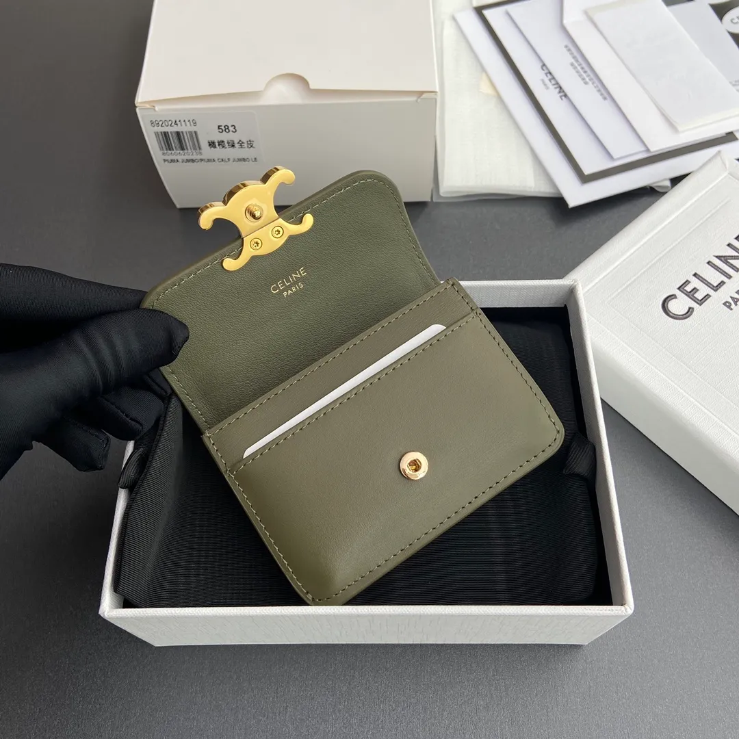 [Extra-grade pure steel hardware original leather] ¥560 TRIOMPHE glossy cow leather flip card holder/2024 Xiaosai Snap button closure 1 main compartment 2 inner card slots 1 inner flat pocket 1 outer flat pocket Number: 10I 582 CPJ.04LU 583 Olive green full leather Size: w10×h7.5×d2cm
