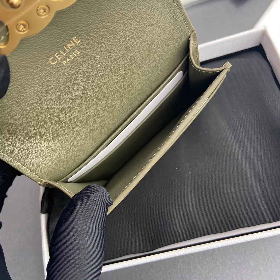 [Extra-grade pure steel hardware original leather] ¥560 TRIOMPHE glossy cow leather flip card holder/2024 Xiaosai Snap button closure 1 main compartment 2 inner card slots 1 inner flat pocket 1 outer flat pocket Number: 10I 582 CPJ.04LU 583 Olive green full leather Size: w10×h7.5×d2cm