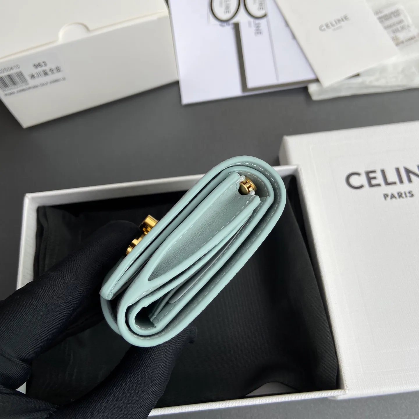 [Extra-grade pure steel hardware original leather] ¥780 VICTOIRE soft cow leather wallet/new TRIOMPHE metal texture snap buckle 4 credit card slots 1 zipper coin pocket 3 flat pockets 1 banknote pocket No.: 10M963GHH.38NO962 963 Glacier blue full leather Size: w10.5×8×2cm.