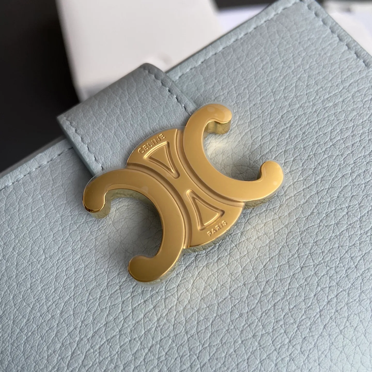 [Extra-grade pure steel hardware original leather] ¥780 VICTOIRE soft cow leather wallet/new TRIOMPHE metal texture snap buckle 4 credit card slots 1 zipper coin pocket 3 flat pockets 1 banknote pocket No.: 10M963GHH.38NO962 963 Glacier blue full leather Size: w10.5×8×2cm.