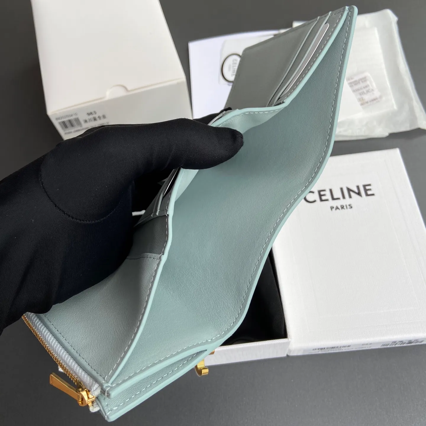 [Extra-grade pure steel hardware original leather] ¥780 VICTOIRE soft cow leather wallet/new TRIOMPHE metal texture snap buckle 4 credit card slots 1 zipper coin pocket 3 flat pockets 1 banknote pocket No.: 10M963GHH.38NO962 963 Glacier blue full leather Size: w10.5×8×2cm.
