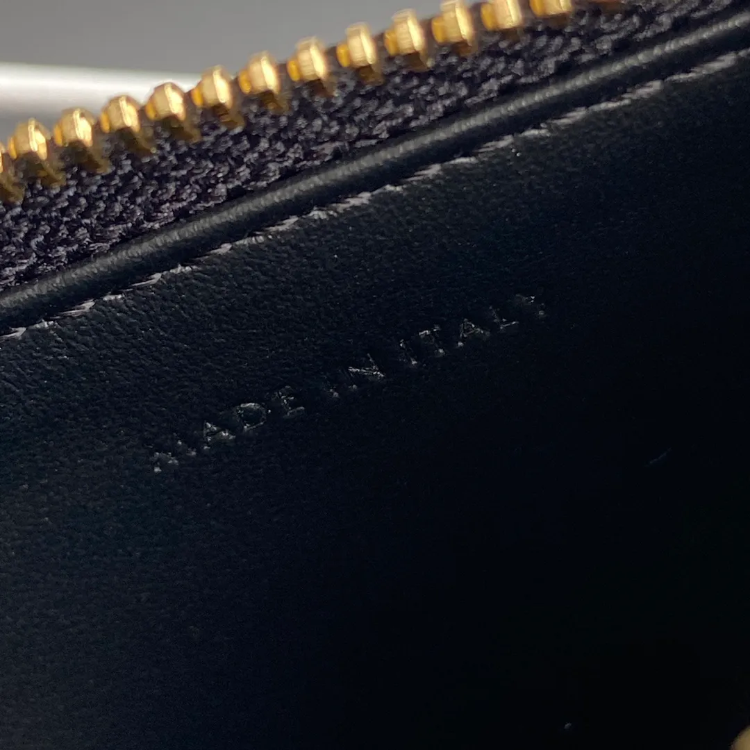 [Extra-grade pure steel hardware original leather] ¥500 Palm print cow leather zipper card holder/2024 Xiaosai cow leather Cow leather lining Gold finish TRIOMPHE functional pendant 1 zipper compartment 3 credit card slots 1 outer flat pocket Number: 10M083FRJ.38NO 083 08301 Black palm print full leather Size: w11×7.5cm