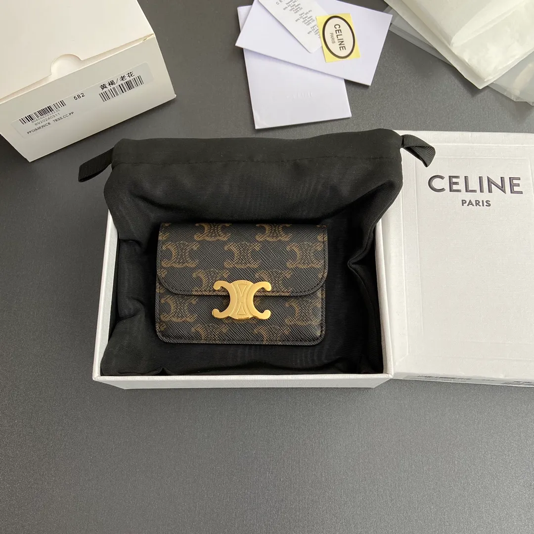 [Extra-grade pure steel hardware original leather] ¥530 TRIOMPHE logo printed flip card holder Snap button closure 1 main compartment 2 inner card slots 1 inner flat pocket 1 outer flat pocket Number: 10I582CPJ.04LU 582 Yellow Brown/Presbyopia Size: w10×h7.5×d2cm