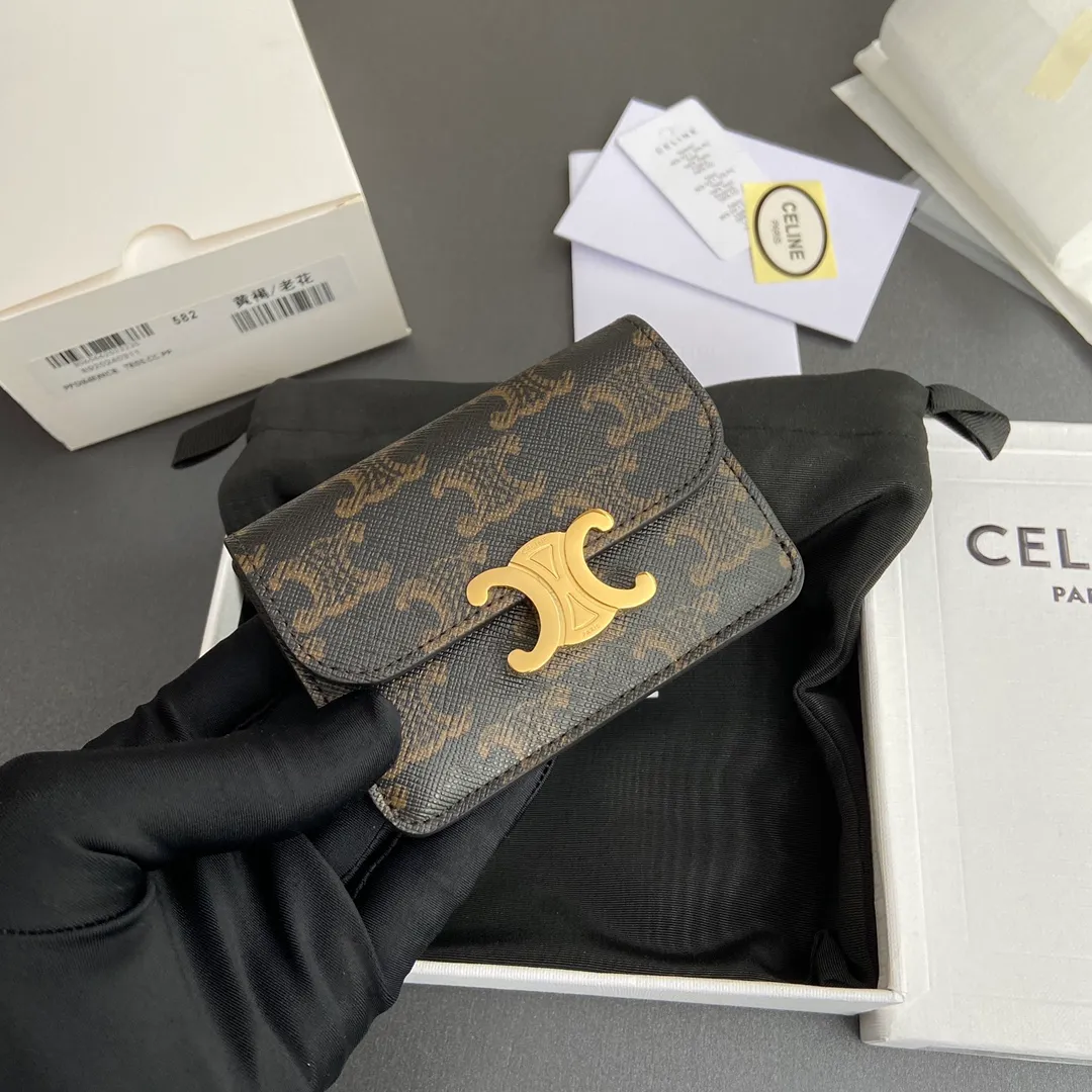 [Extra-grade pure steel hardware original leather] ¥530 TRIOMPHE logo printed flip card holder Snap button closure 1 main compartment 2 inner card slots 1 inner flat pocket 1 outer flat pocket Number: 10I582CPJ.04LU 582 Yellow Brown/Presbyopia Size: w10×h7.5×d2cm