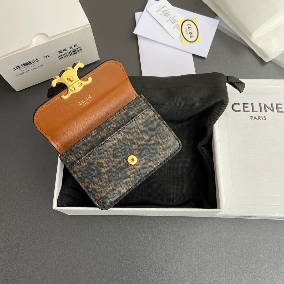 [Extra-grade pure steel hardware original leather] ¥530 TRIOMPHE logo printed flip card holder Snap button closure 1 main compartment 2 inner card slots 1 inner flat pocket 1 outer flat pocket Number: 10I582CPJ.04LU 582 Yellow Brown/Presbyopia Size: w10×h7.5×d2cm