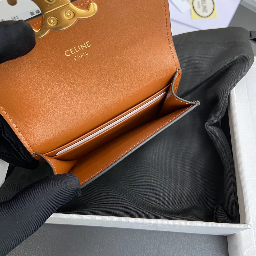 [Extra-grade pure steel hardware original leather] ¥530 TRIOMPHE logo printed flip card holder Snap button closure 1 main compartment 2 inner card slots 1 inner flat pocket 1 outer flat pocket Number: 10I582CPJ.04LU 582 Yellow Brown/Presbyopia Size: w10×h7.5×d2cm