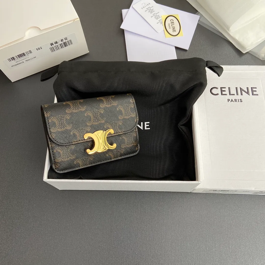 [Extra-grade pure steel hardware original leather] ¥530 TRIOMPHE logo printed flip card holder Snap button closure 1 main compartment 2 inner card slots 1 inner flat pocket 1 outer flat pocket Number: 10I582CPJ.04LU 582 Yellow Brown/Presbyopia Size: w10×h7.5×d2cm