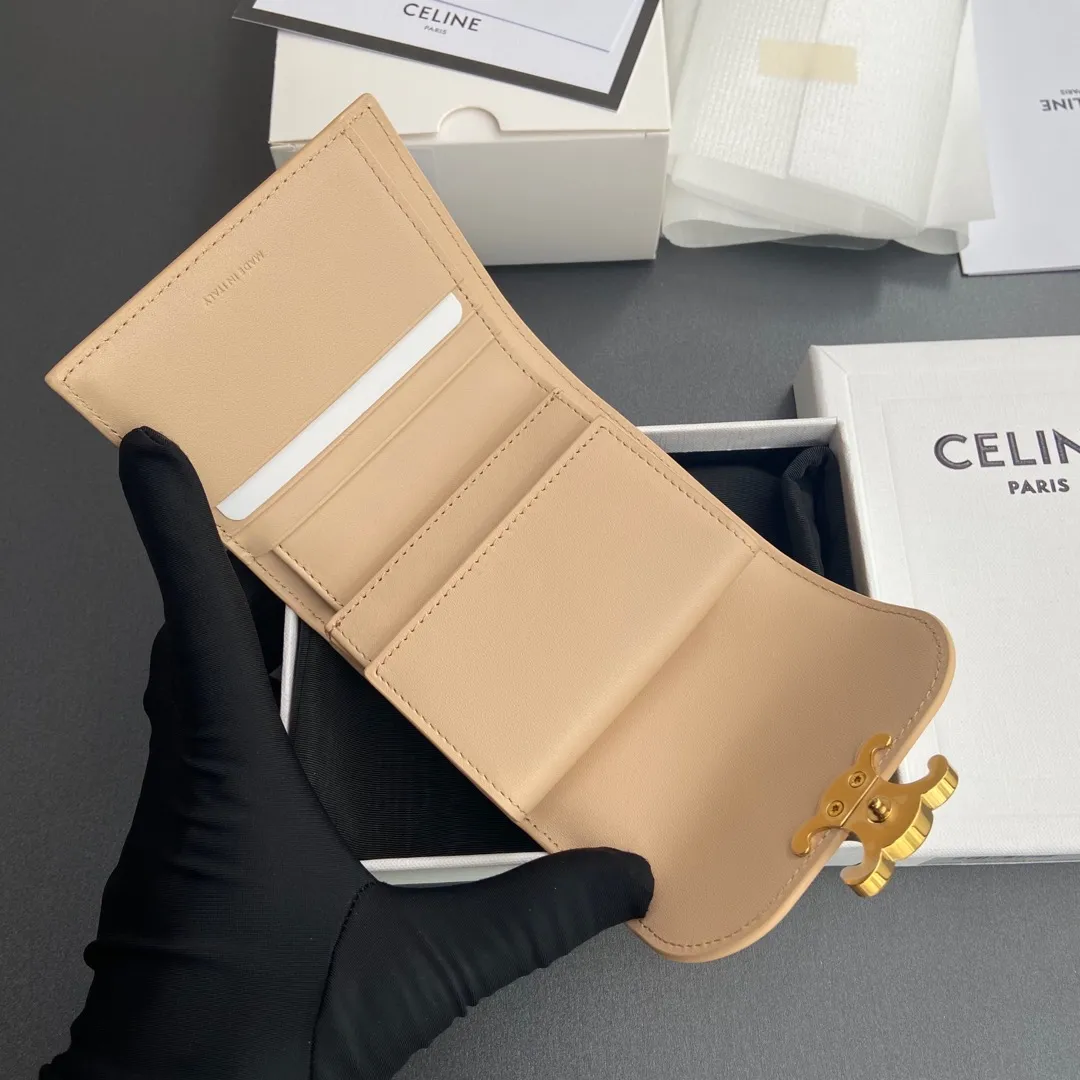 [Special grade pure steel hardware original leather] ¥700 TRIOMPHE glossy cow leather wallet / 5 card slots 1 folding coin bag with snap buckle 1 flat pocket 1 banknote bag No.: 10D782CQH.04LU783 783 Nude color full leather Size: w10.5×9×3cm.