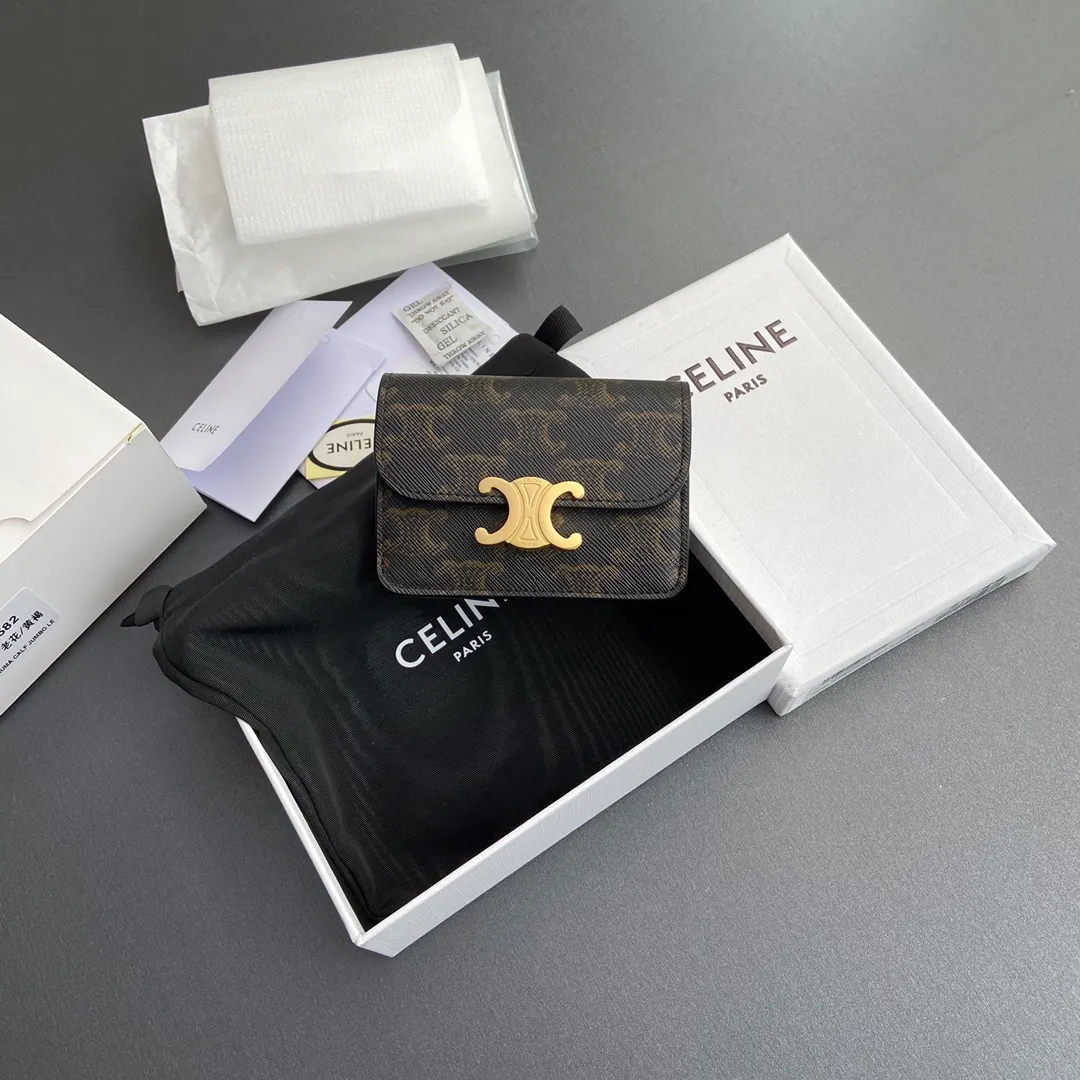 [Extra-grade pure steel hardware original leather] ¥530 TRIOMPHE logo printed flip card holder/2024 Xiaosai Snap button closure 1 main compartment 2 inner card slots 1 inner flat pocket 1 outer flat pocket Number: 10I582CPJ.04LU 583 582 Yellow Brown/Presbyopia Size: w10×h7.5×d2cm