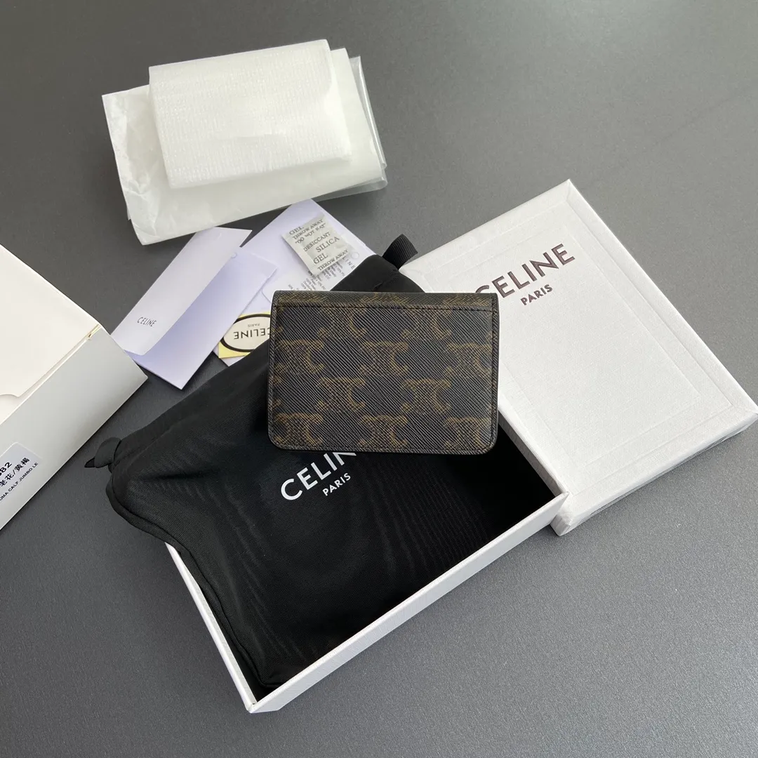 [Extra-grade pure steel hardware original leather] ¥530 TRIOMPHE logo printed flip card holder/2024 Xiaosai Snap button closure 1 main compartment 2 inner card slots 1 inner flat pocket 1 outer flat pocket Number: 10I582CPJ.04LU 583 582 Yellow Brown/Presbyopia Size: w10×h7.5×d2cm