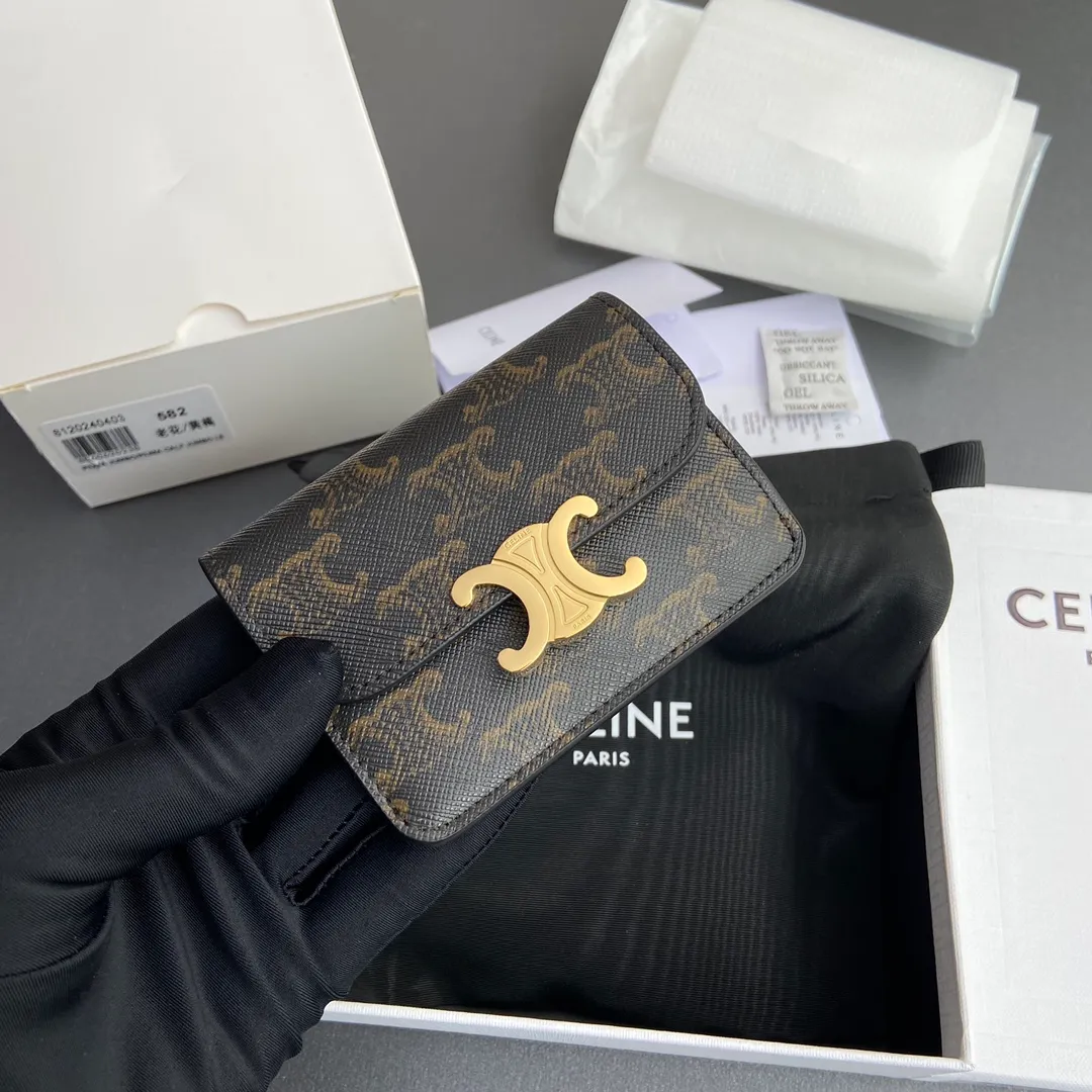 [Extra-grade pure steel hardware original leather] ¥530 TRIOMPHE logo printed flip card holder/2024 Xiaosai Snap button closure 1 main compartment 2 inner card slots 1 inner flat pocket 1 outer flat pocket Number: 10I582CPJ.04LU 583 582 Yellow Brown/Presbyopia Size: w10×h7.5×d2cm