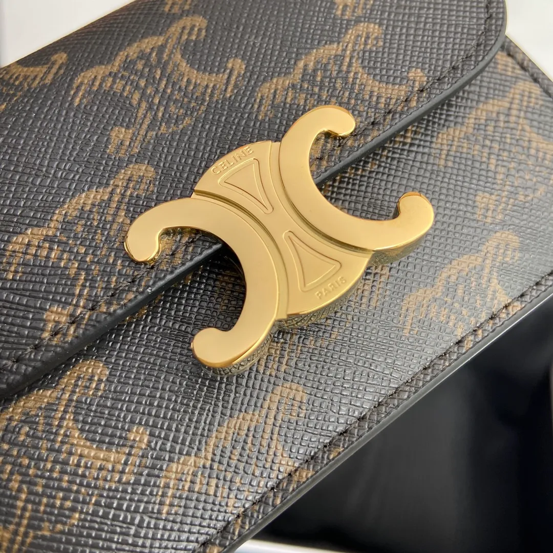[Extra-grade pure steel hardware original leather] ¥530 TRIOMPHE logo printed flip card holder/2024 Xiaosai Snap button closure 1 main compartment 2 inner card slots 1 inner flat pocket 1 outer flat pocket Number: 10I582CPJ.04LU 583 582 Yellow Brown/Presbyopia Size: w10×h7.5×d2cm