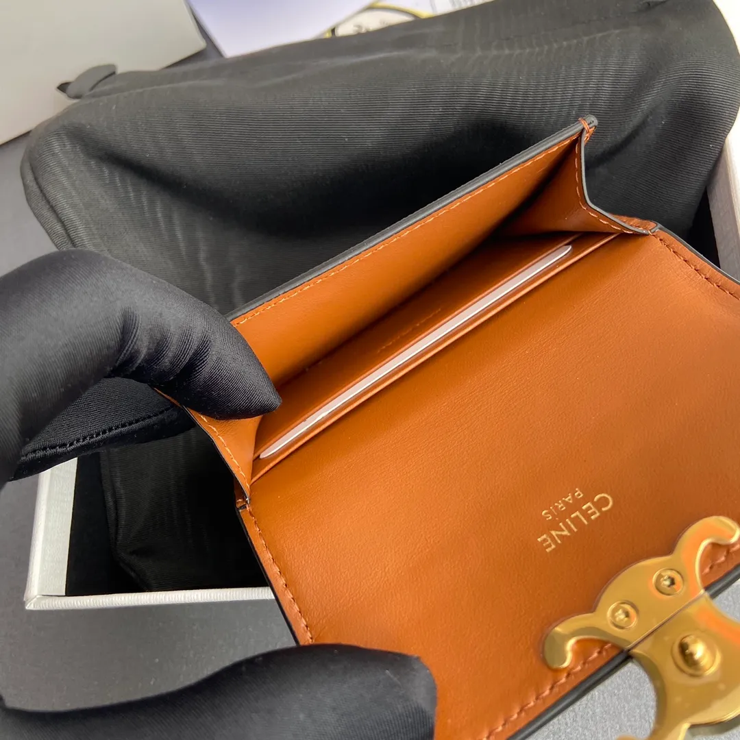 [Extra-grade pure steel hardware original leather] ¥530 TRIOMPHE logo printed flip card holder/2024 Xiaosai Snap button closure 1 main compartment 2 inner card slots 1 inner flat pocket 1 outer flat pocket Number: 10I582CPJ.04LU 583 582 Yellow Brown/Presbyopia Size: w10×h7.5×d2cm
