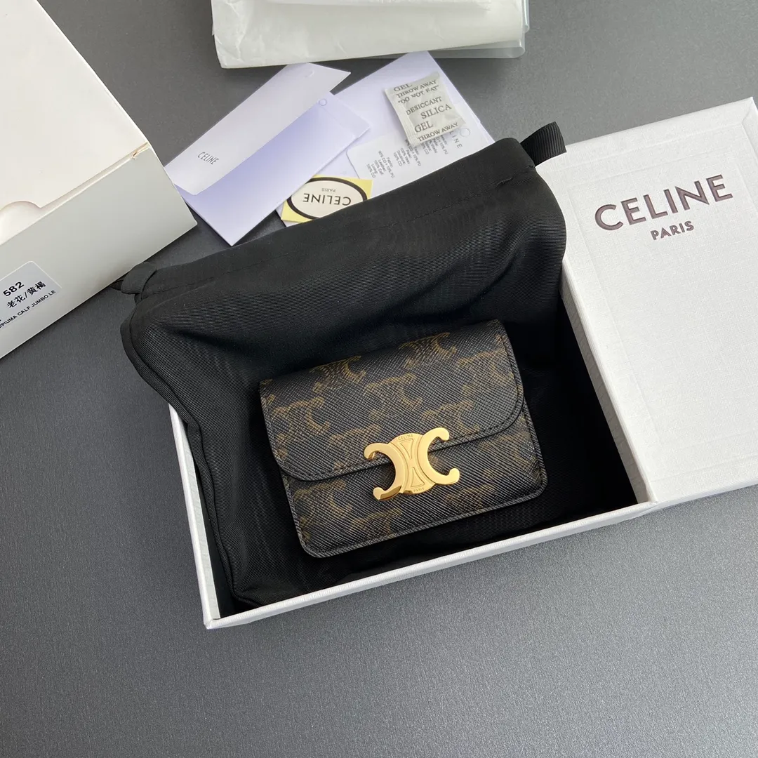 [Extra-grade pure steel hardware original leather] ¥530 TRIOMPHE logo printed flip card holder/2024 Xiaosai Snap button closure 1 main compartment 2 inner card slots 1 inner flat pocket 1 outer flat pocket Number: 10I582CPJ.04LU 583 582 Yellow Brown/Presbyopia Size: w10×h7.5×d2cm